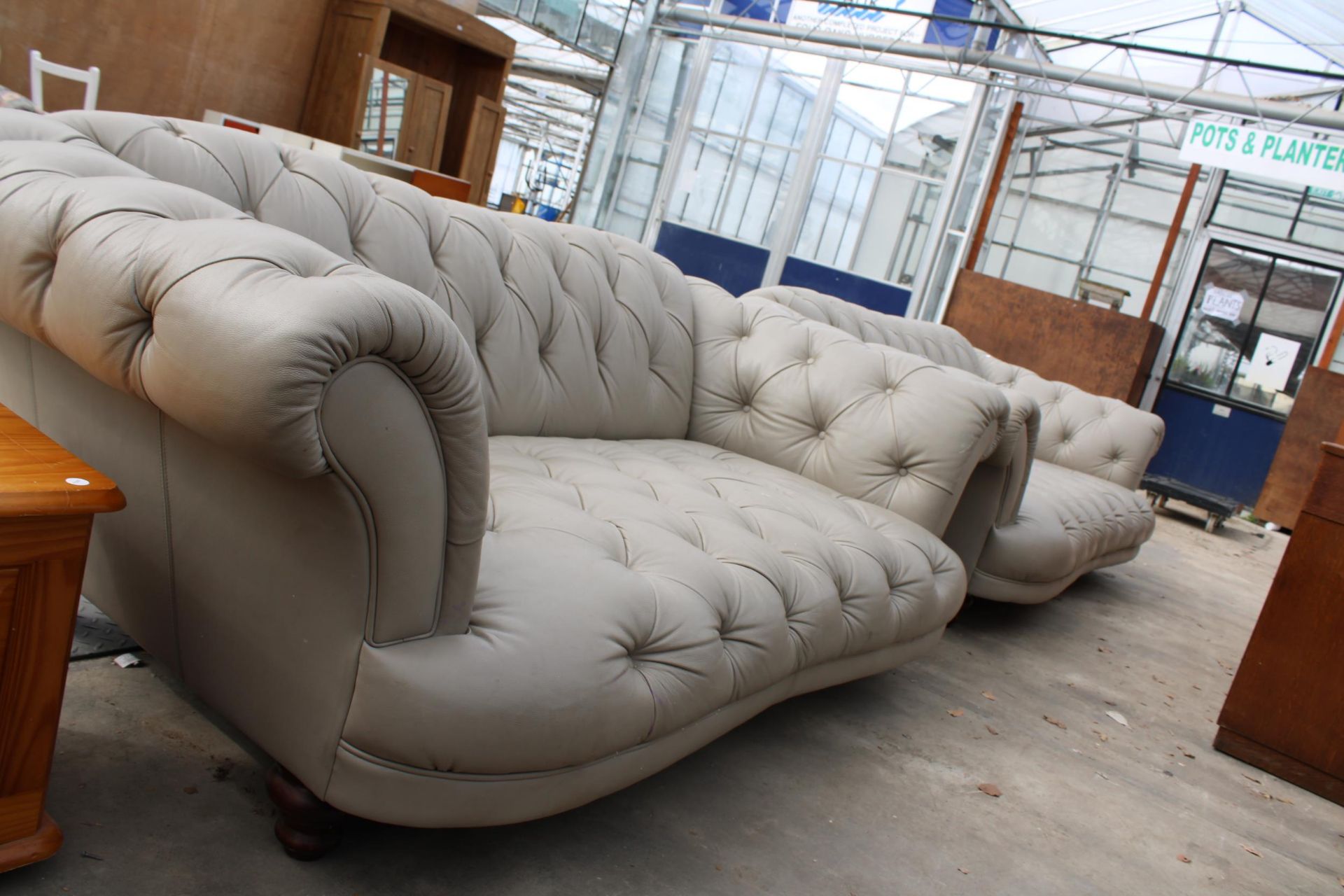 A LEATHER CHESTERFIELD STYLE BUTTON BACK THREE SEATER SETTEE ON TURNED LEGS - Bild 2 aus 3