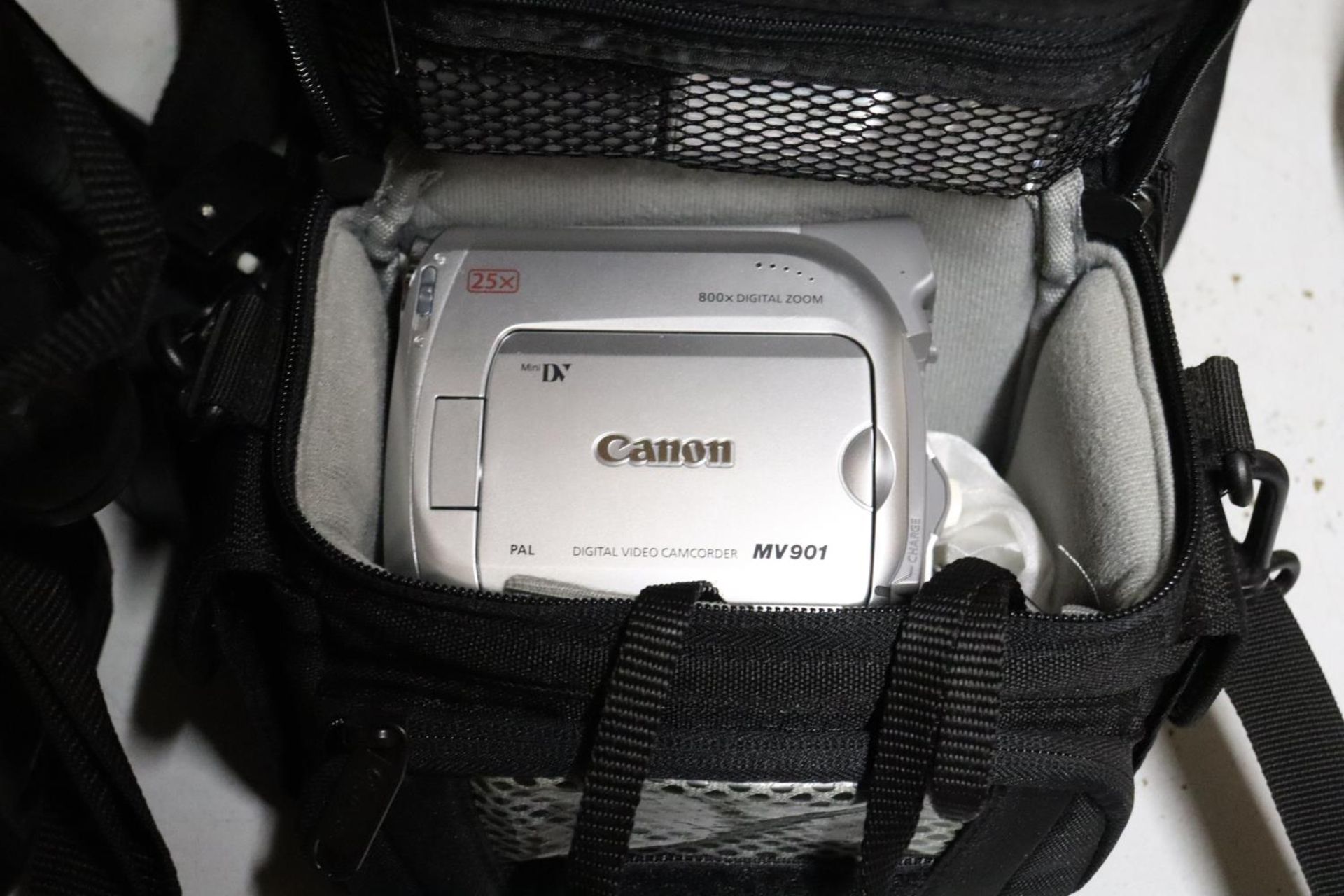 A COLLECTION OF CAMERAS AND ACCESSORIES, TO INCLUDE A KODAK EASYSHARE WITH BAG, CHARGER, ETC, A - Image 7 of 7