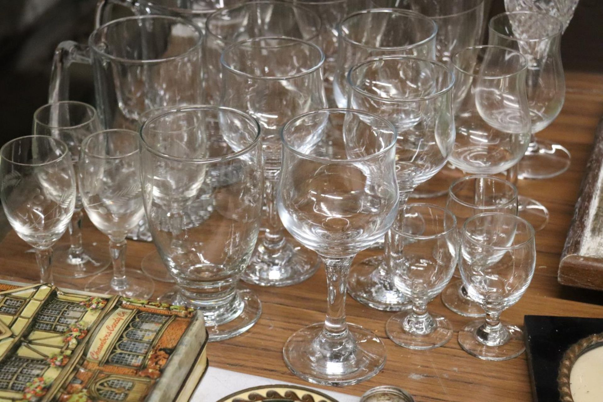 A QUANTITY OF GLASSES TO INCLUDE WINE, SHERRY, TANKARDS, ETC - Bild 2 aus 2