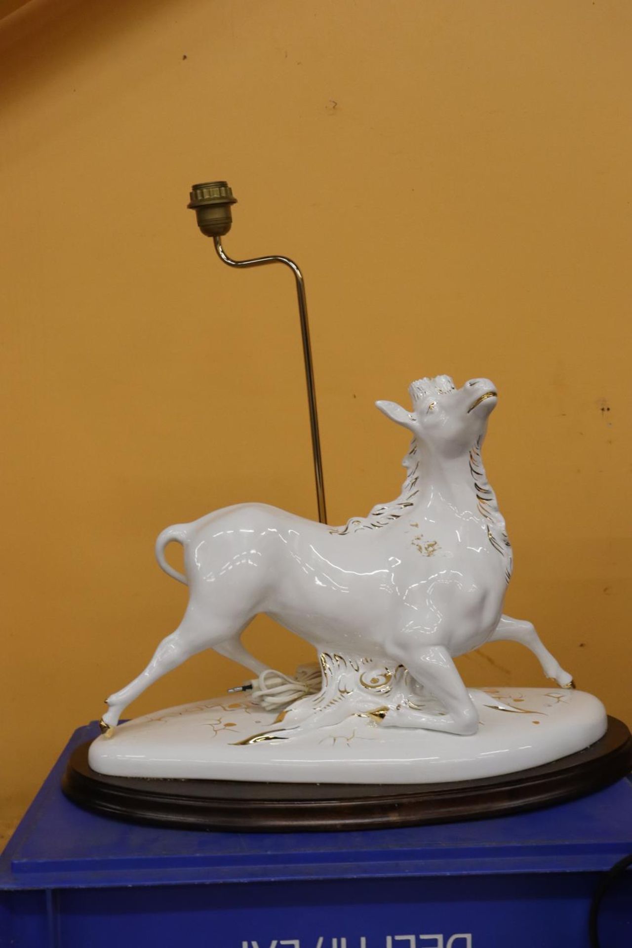 A LARGE CERAMIC WHITE AND GILT BULL TABLE LAMP