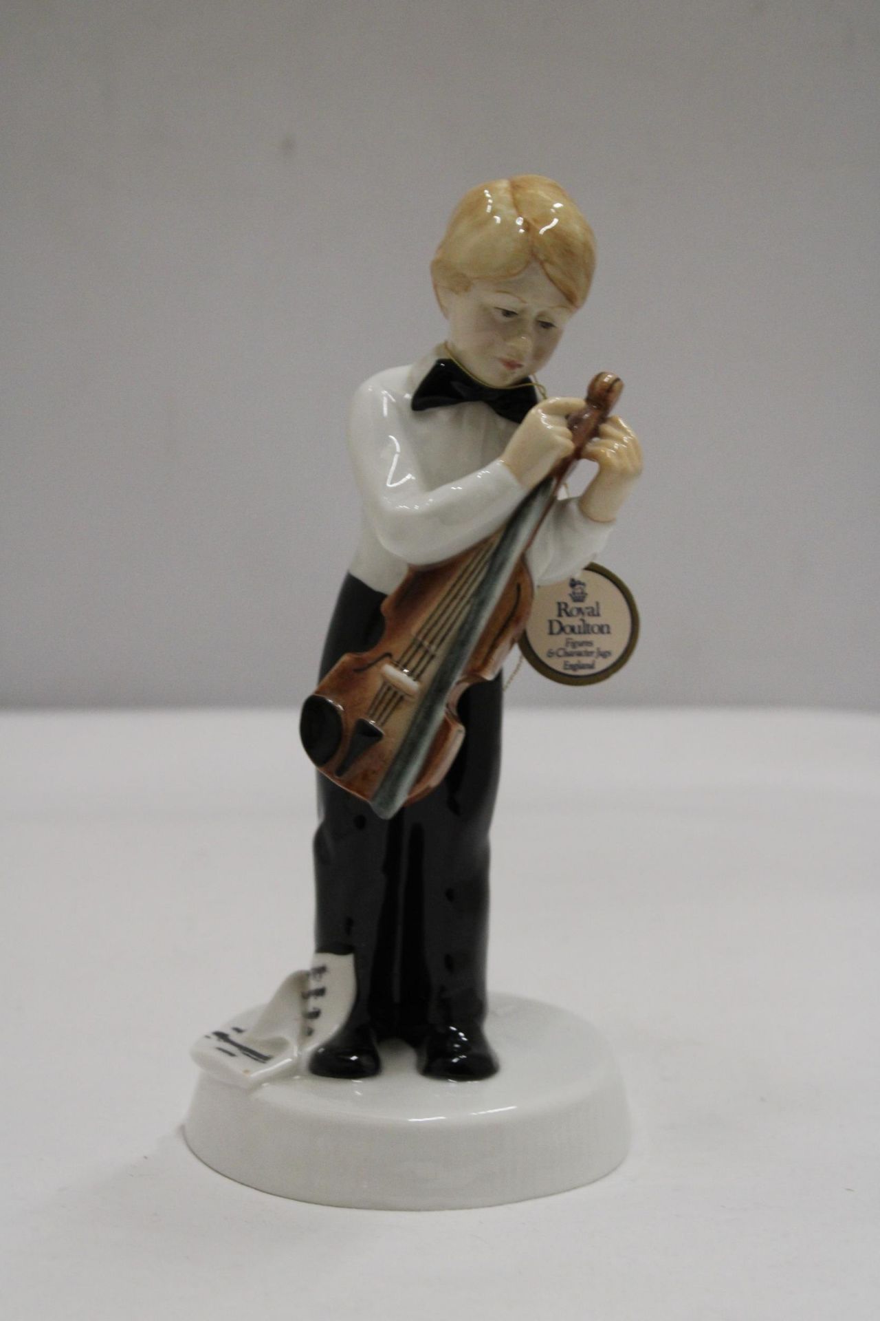 A ROYAL DOULTON CHILDHOOD DAYS "I'M NEARLY READY" FIGURE HN 2976 - Image 2 of 6