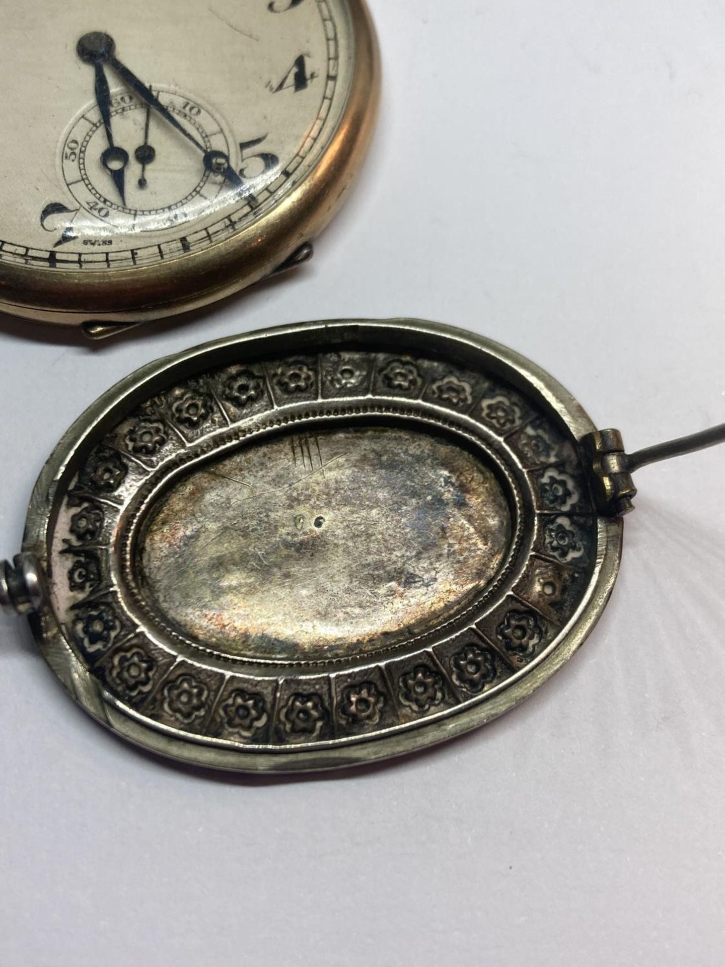 VARIOUS ITEMS TO INCLUDE A GOLD PLATED POCKET WATCH WITH CHAIN, A WHITE METAL POSSIBLY SILVER BROOCH - Bild 4 aus 6