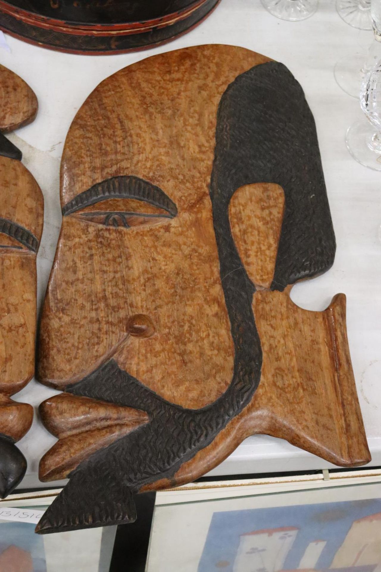 A PAIR OF LARGE CARVED WOODEN HEADS, IN THE STYLE OF PICASSO, 48CM X 26CM - Image 3 of 4