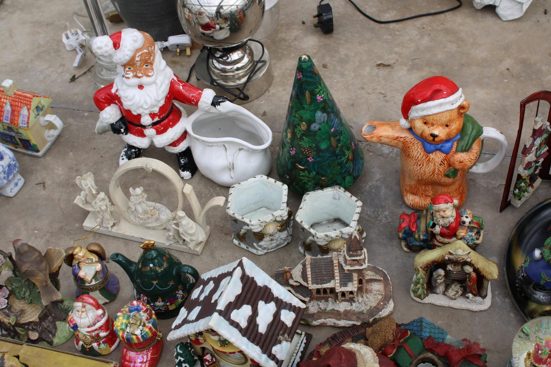 A LARGE ASSORTMENT OF CHRISTMAS DECORATIONS TO INCLUDE SANTA FIGURES, ORNAMENTS AND PLANTERS ETC - Image 3 of 4
