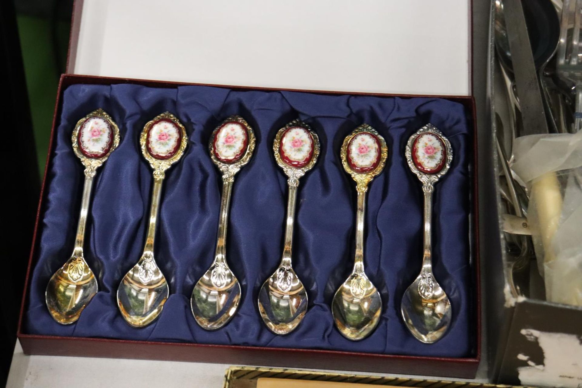 A QUANTITY OF VINTAGE FLATWARE TO INCLUDE TWO BOXED SPOON SETS - Image 4 of 5