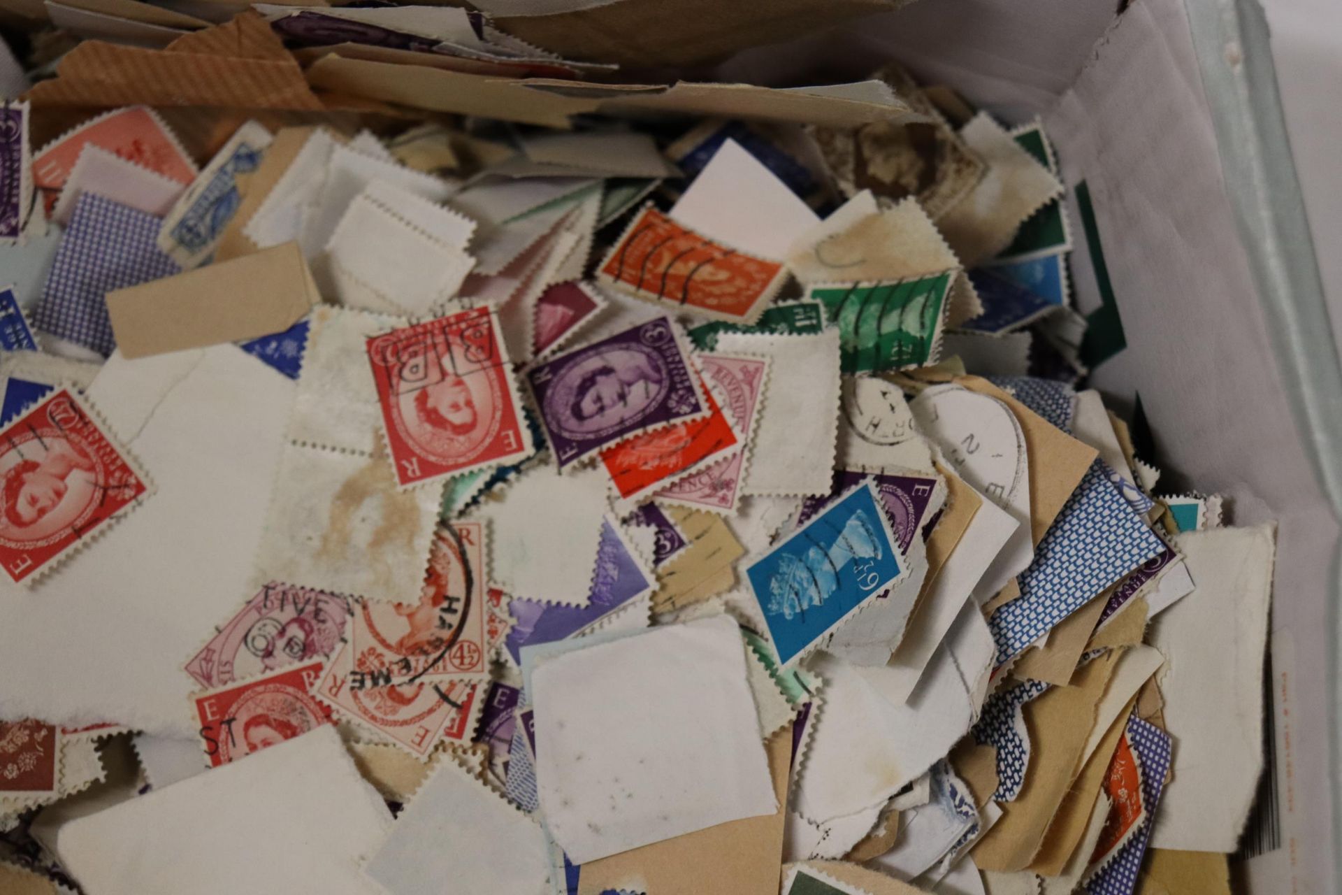 A BOX OF LOOSE GB STAMPS - Image 3 of 3