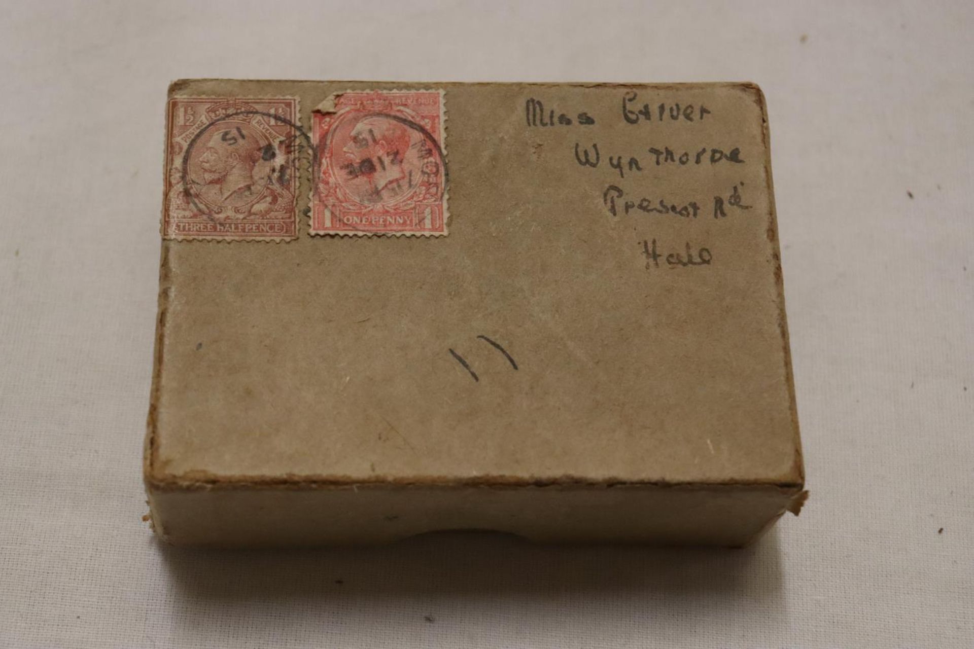 A BOX OF MURATTI CIGARETTES SILK CARDS CIRCA 1914, THE SILKS BEING FLAGS OF THE WORLD - Bild 5 aus 5