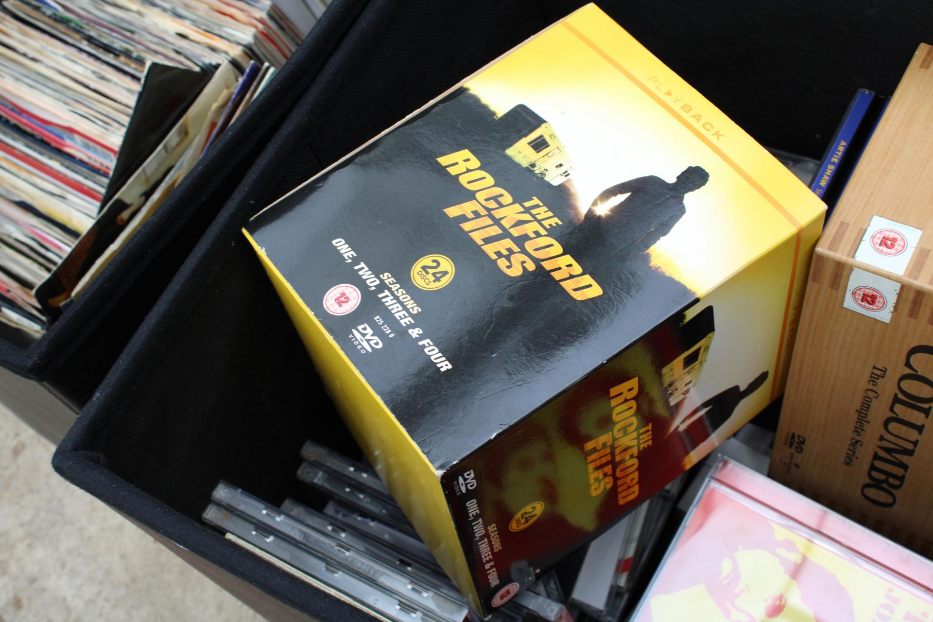 A QUANTITY OF DVDS, CDS AND SINGLES (TWO BOXES) - Bild 4 aus 5