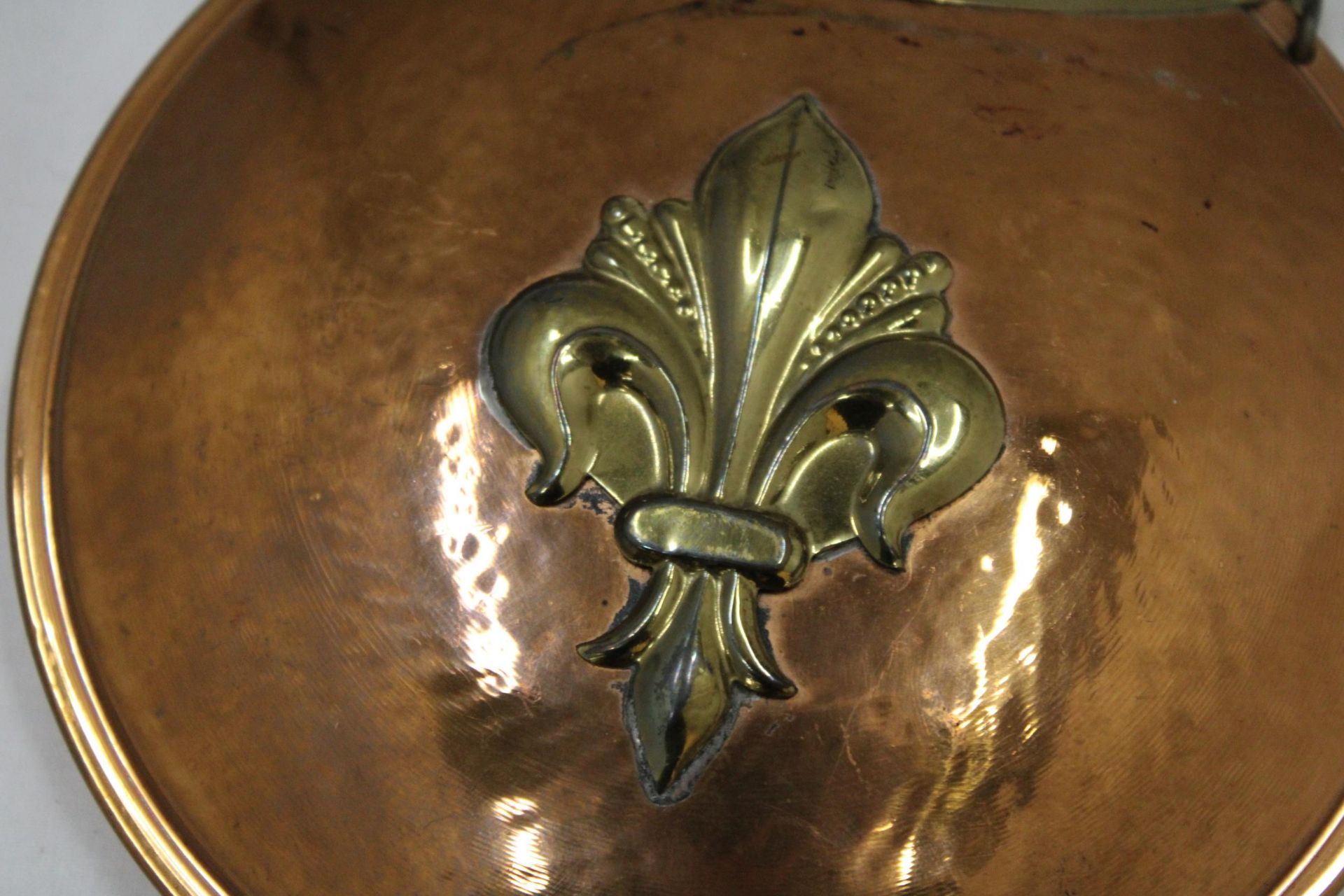 A VINTAGE COPPER POWDER FLASK WITH A COAT OF ARMS - Image 4 of 4