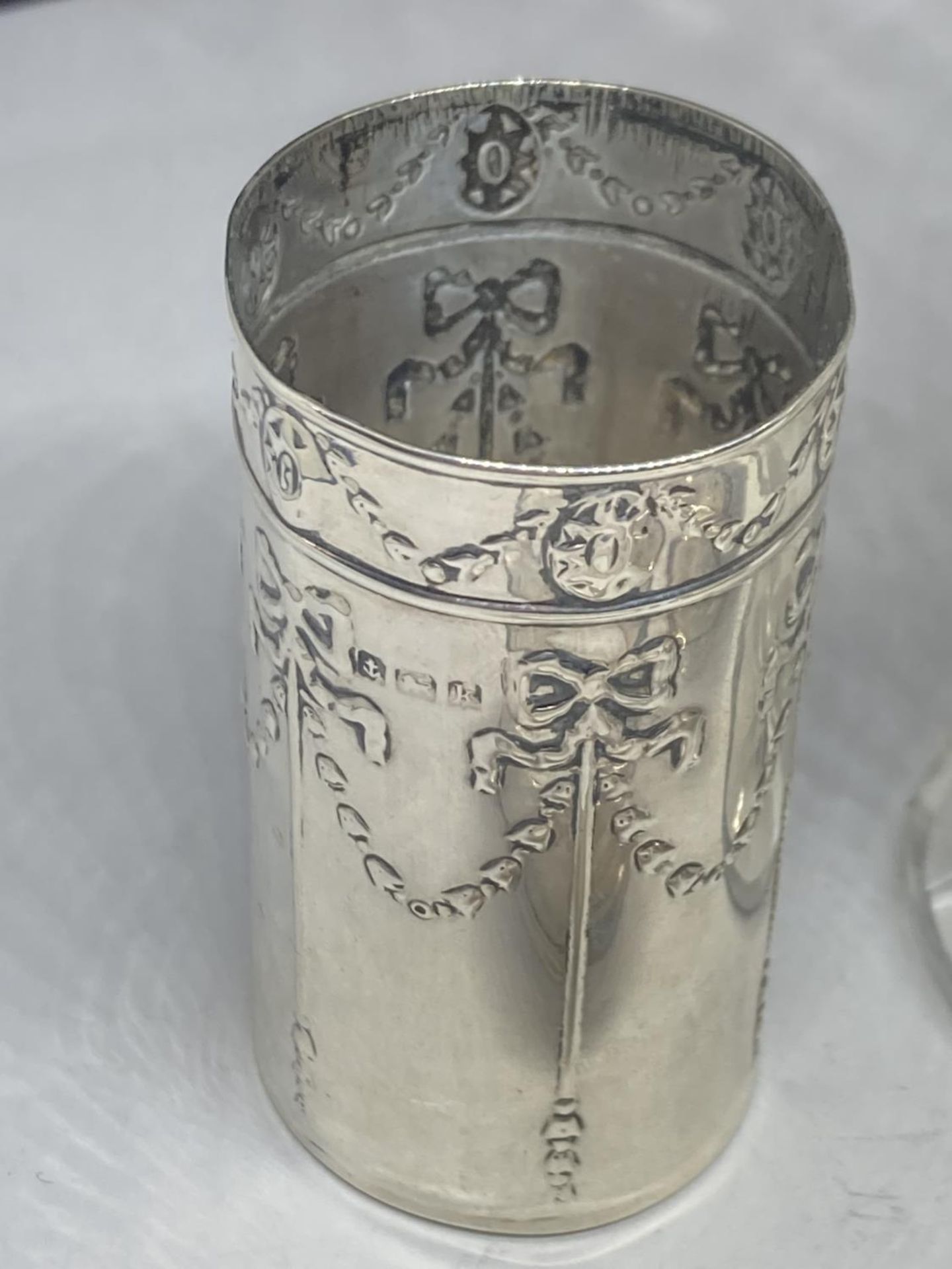FOUR HALLMARKED SILVER ITEMS TO INCLUDE THREE BIRMINGHAM AND ONE CHESTER COMPRISING OF A GLASS SCENT - Bild 4 aus 6