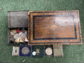 AN INLAID BOX CONTAINING A VESTA CASE, WORLD COINS AND FIVE COMMEMORATIVE CROWNS