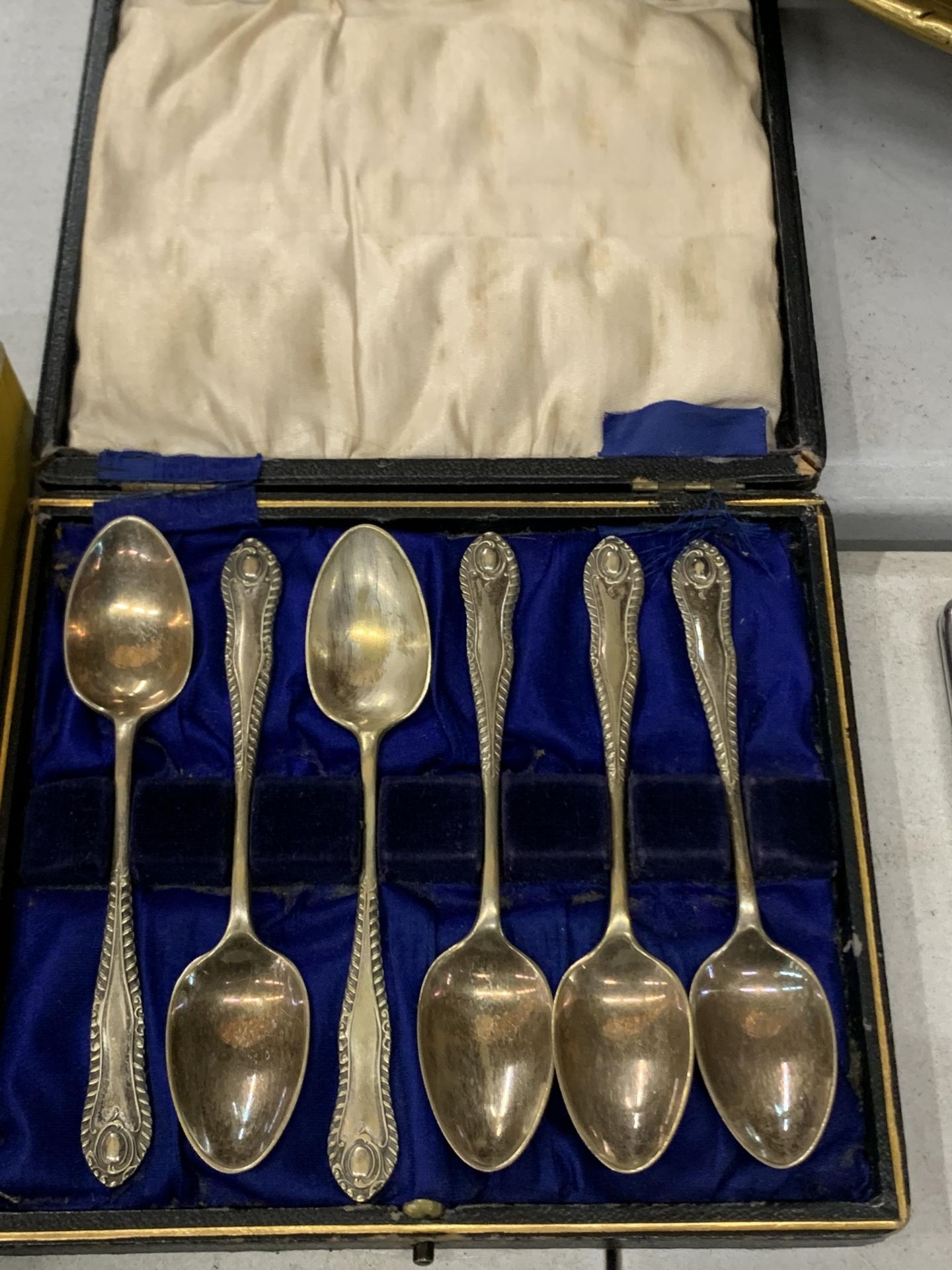 A QUANTITY OF FLATWARE INCLUDING SPOONS, DESSERT FORKS (SOME SILVER PLATED) ETC - Image 4 of 4