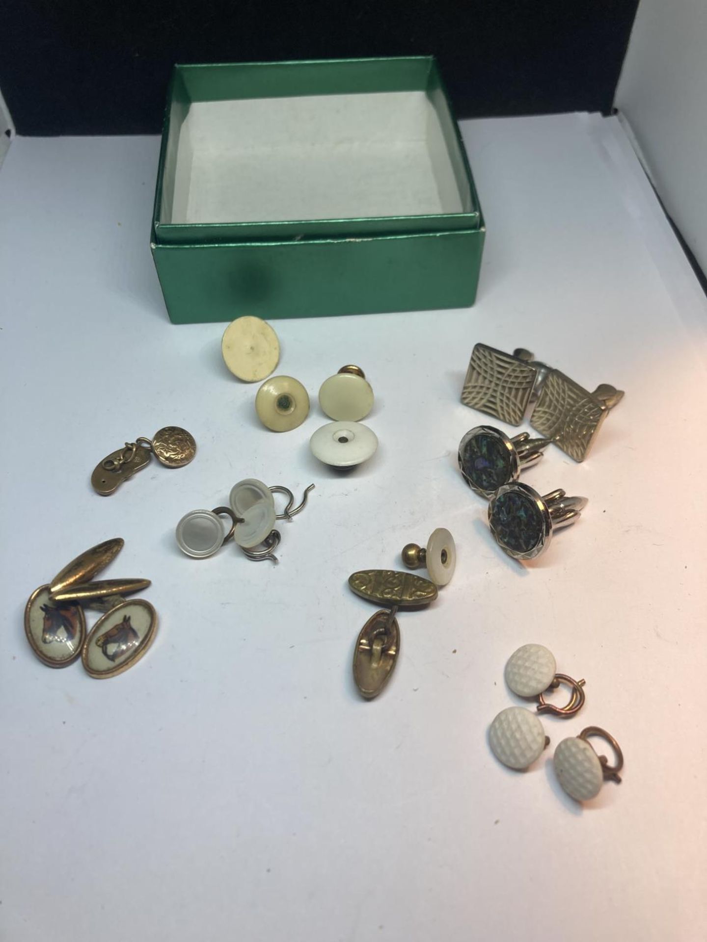 A QUANTITY OF VINTAGE CUFFLINKS AND STUDS