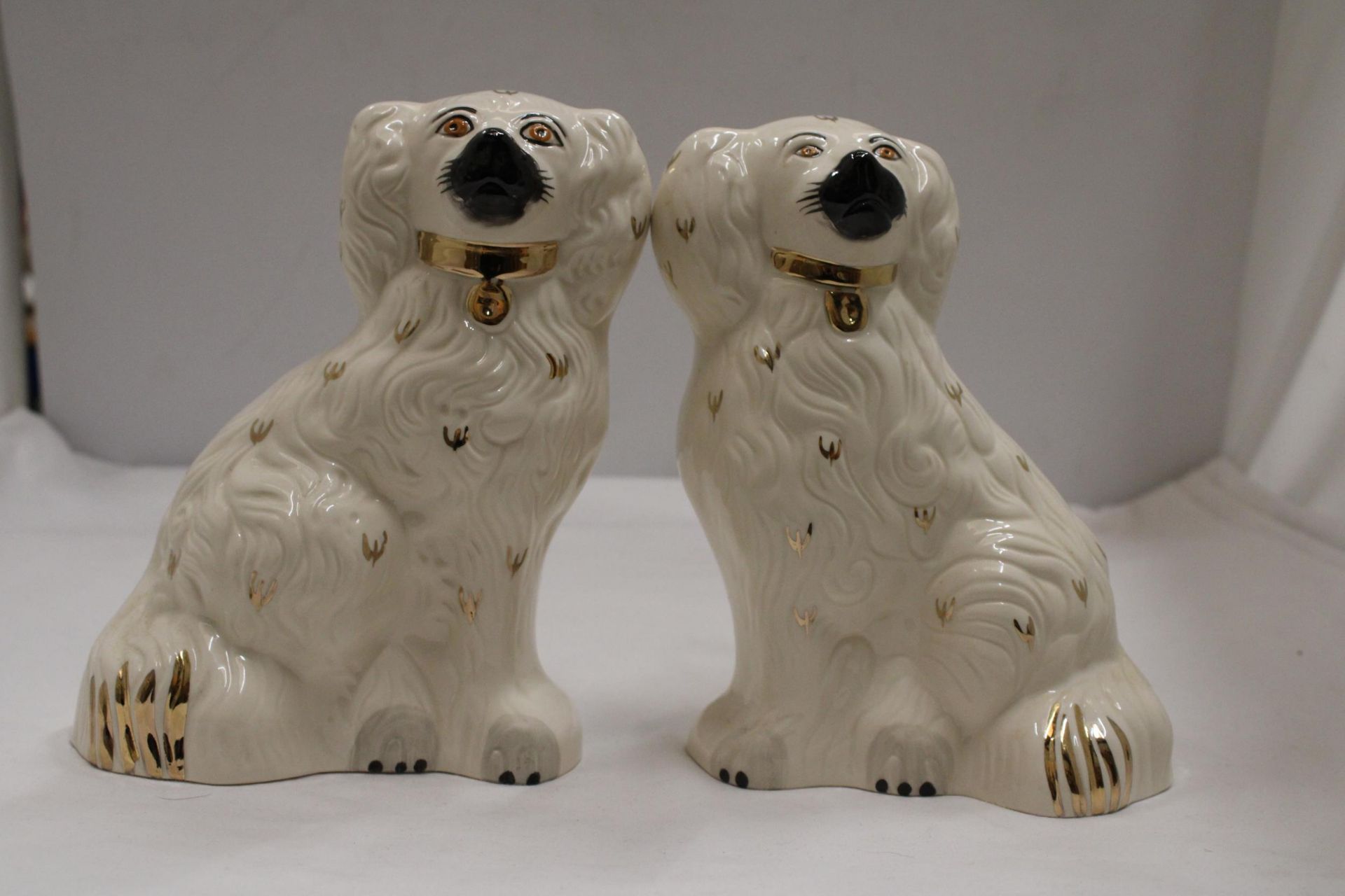 A LARGE SIZED PAIR OF ROYAL DOULTON SPANIEL DOGS IN ORIGINAL BOX - Image 2 of 6