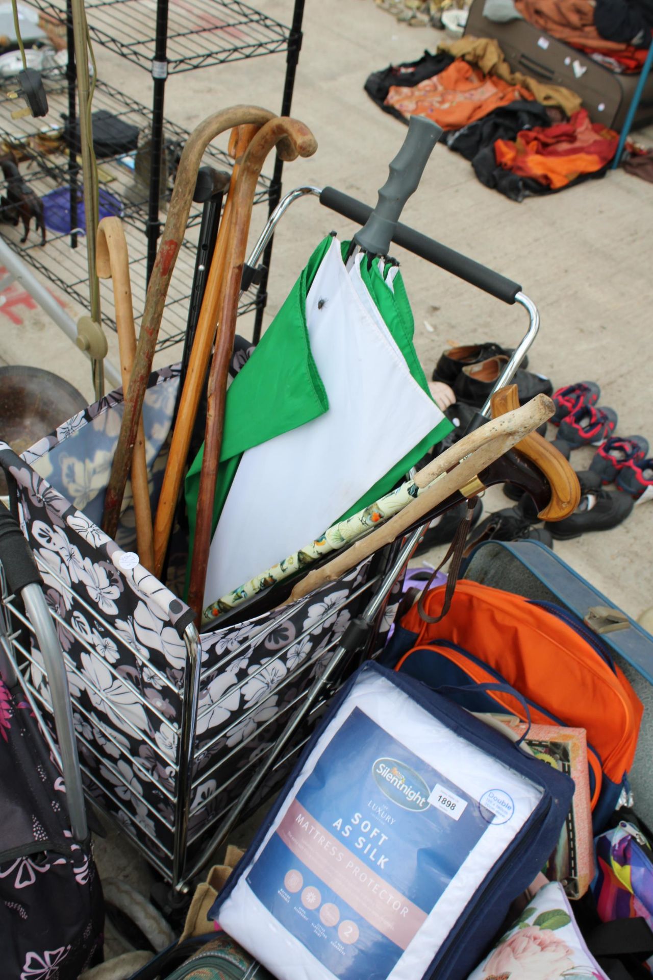 A LARGE ASSORTMENT OF ITEMS TO INCLUDE WALKING STICKS, BEDDING AND BAGS ETC - Image 6 of 6