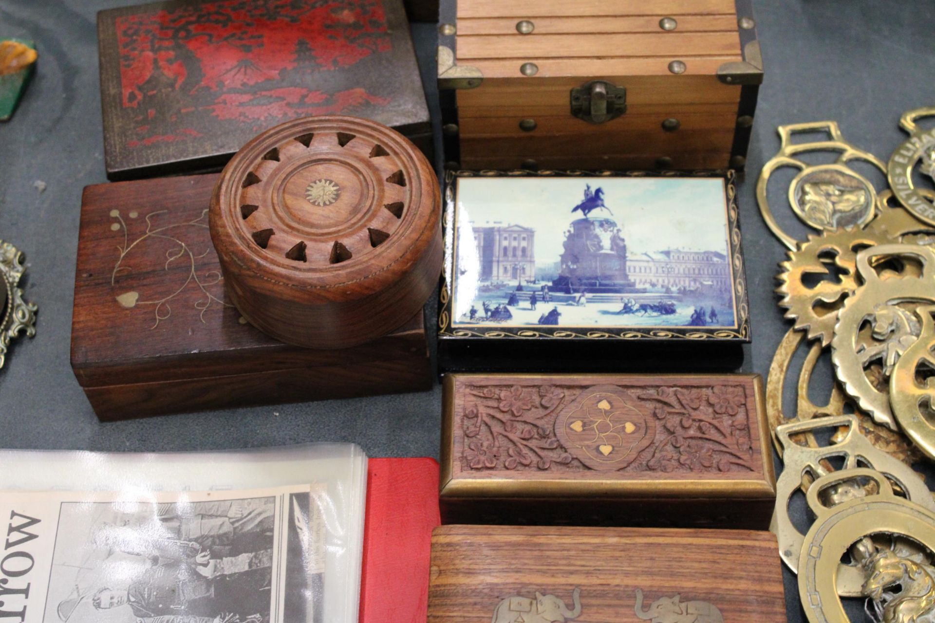 A QUANTITY OF WOODEN BOXES TO INCLUDE A ROTHMAN'S, PALL MALL CIGARETTE TIN - Image 4 of 6