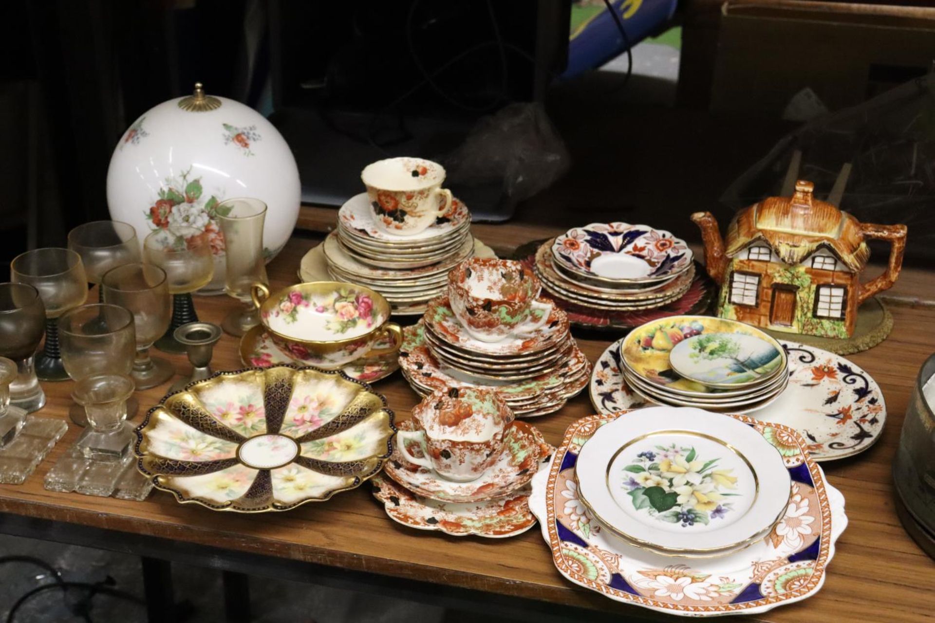 A LARGE QUANTITY OF TEAWARE, ETC TO INCLUDE VINTAGE CUPS, SAUCERS AND SIDE PLATES, A COTTAGE TEAPOT,