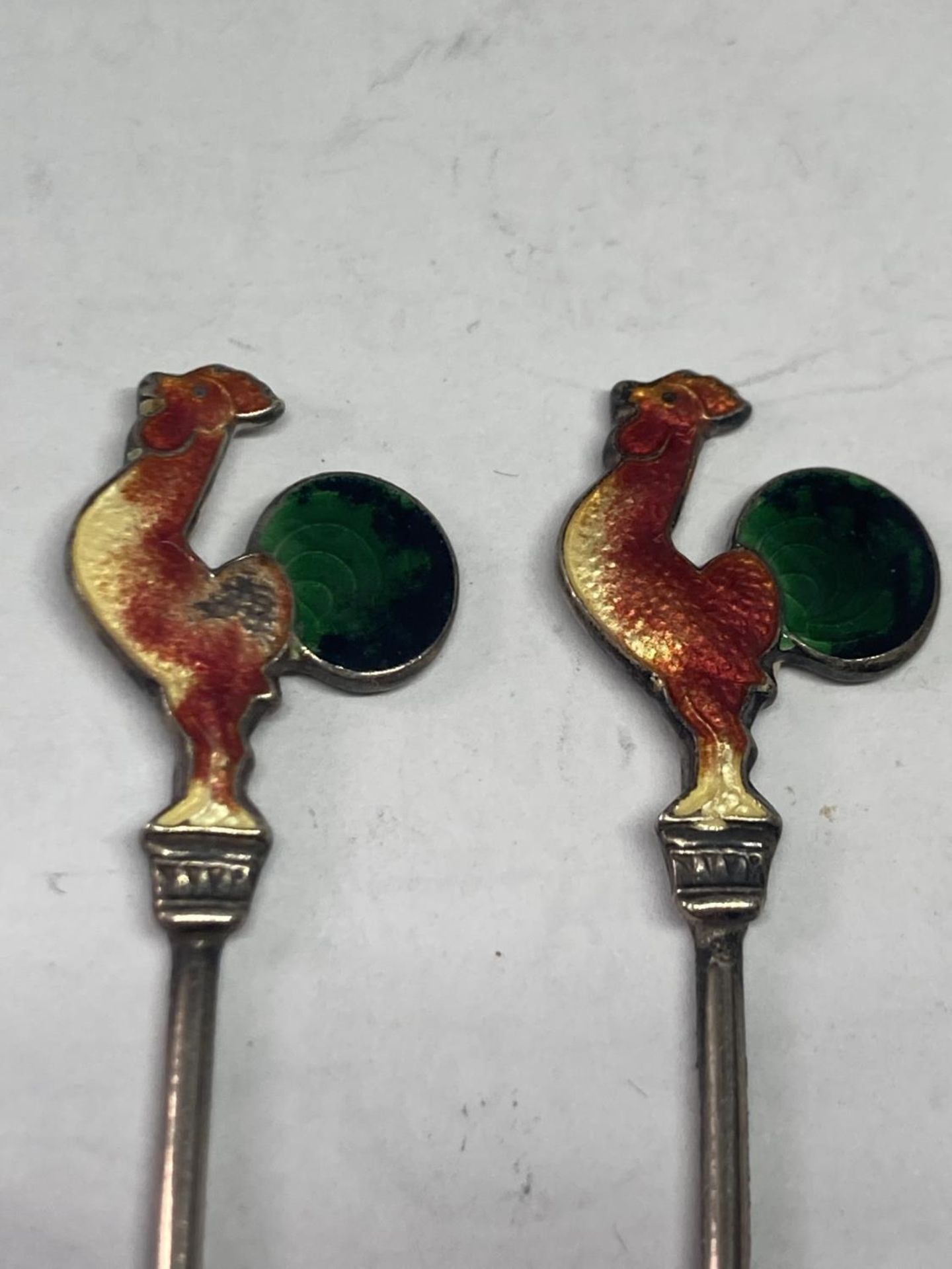 A SET OF SEVEN MARKED SILVER COCKTAIL STICKS WITH COCKEREL DESIGN - Image 2 of 4