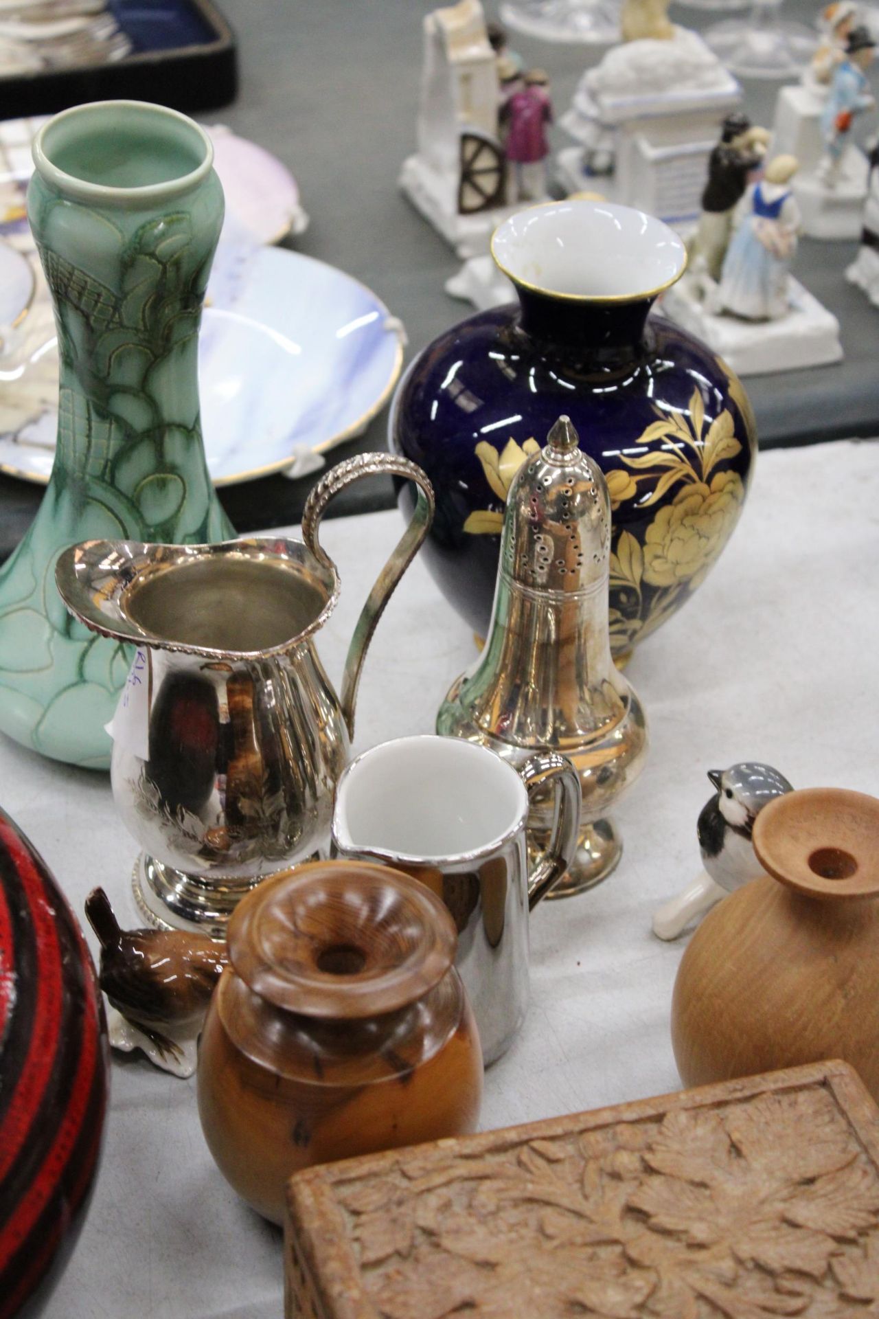 A MIXED LOT TO INCLUDE A WOODEN BOX, VASES, BIRD FIGURES, A SILVER PLATED SUGAR SIFTER AND JUG, ETC - Image 3 of 4