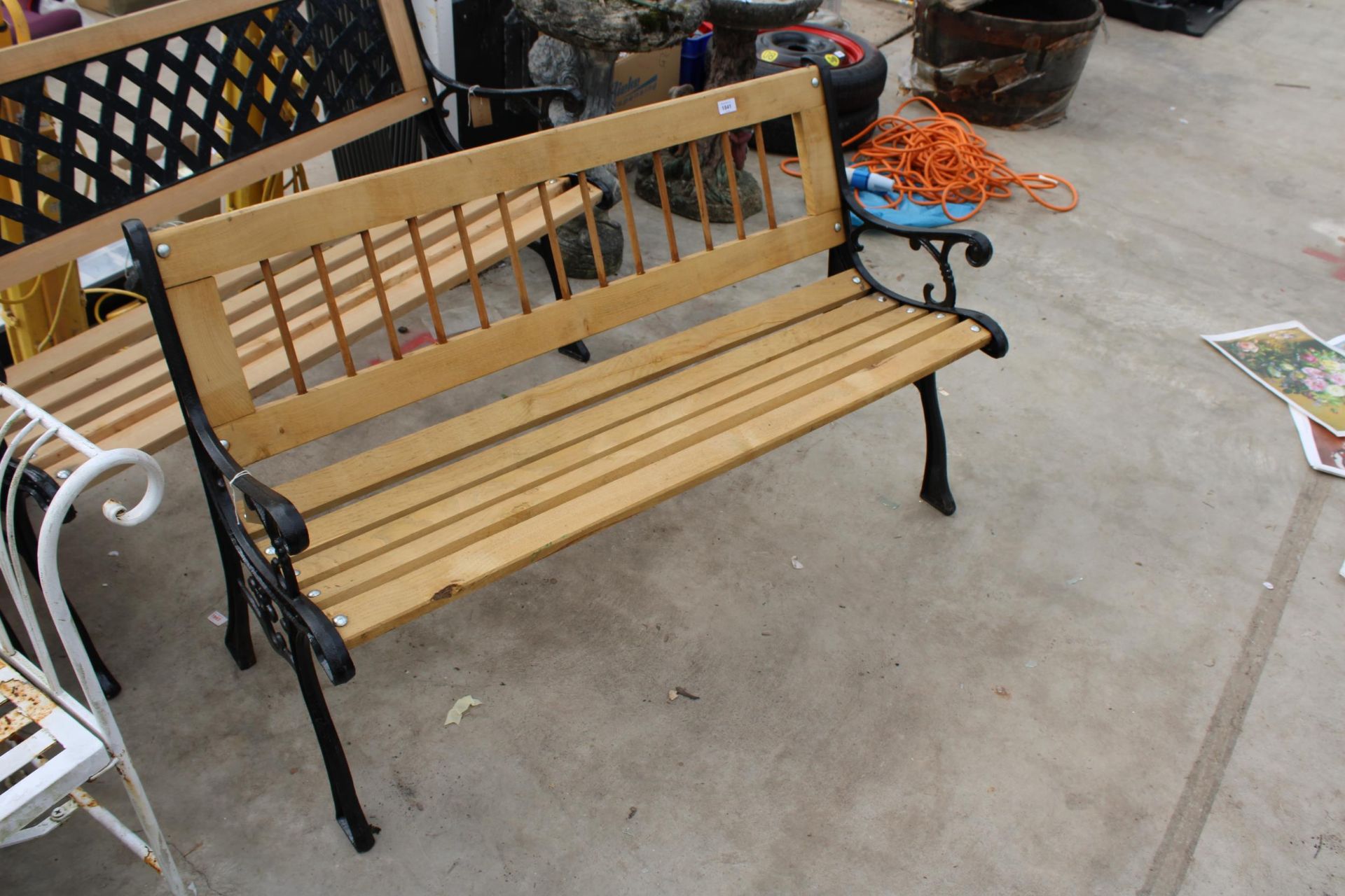 A WOODEN SLATTED GARDEN BENCH WITH CAST BENCH ENDS - Bild 2 aus 2