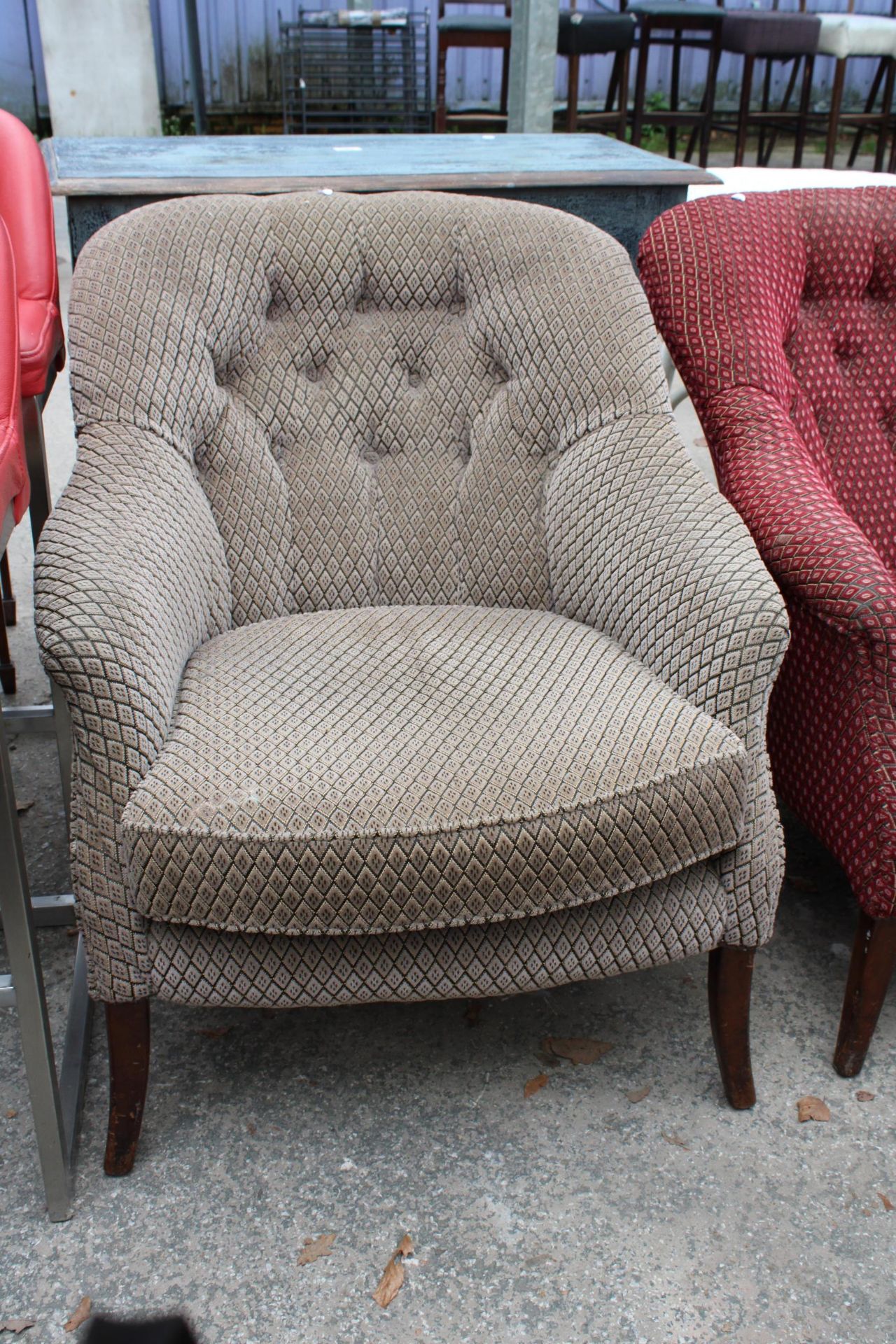 A PAIR OF VICTORIAN STYLE BUTTON BACK LOUNGE CHAIRS - Bild 2 aus 3