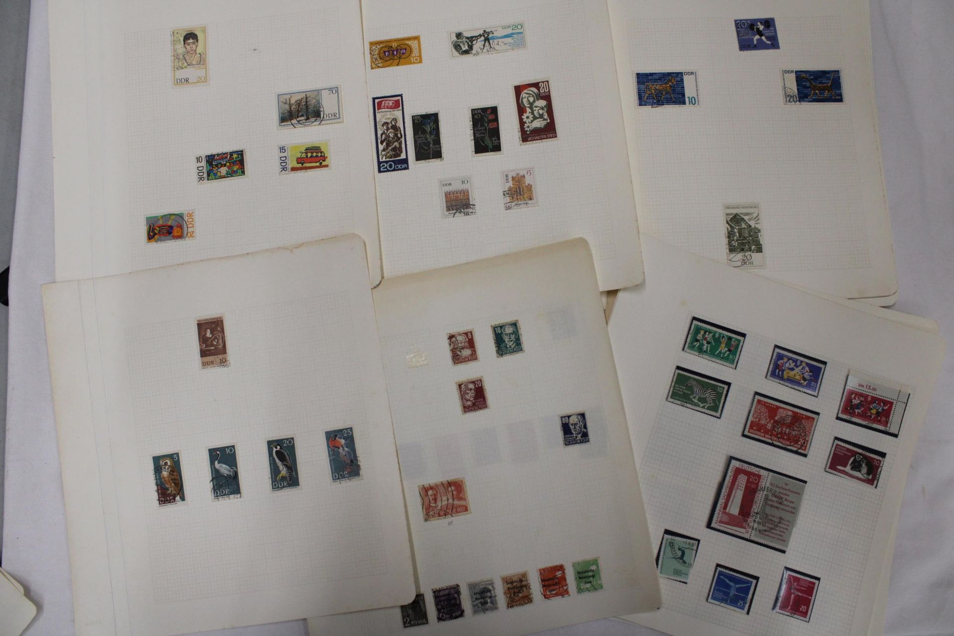 A COLLECTION OF BULGARIAN STAMPS - Bild 7 aus 11