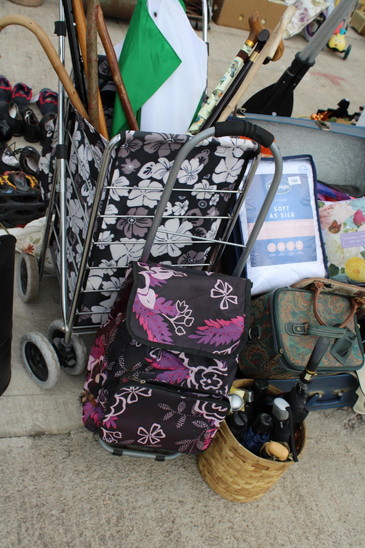 A LARGE ASSORTMENT OF ITEMS TO INCLUDE WALKING STICKS, BEDDING AND BAGS ETC - Image 2 of 6