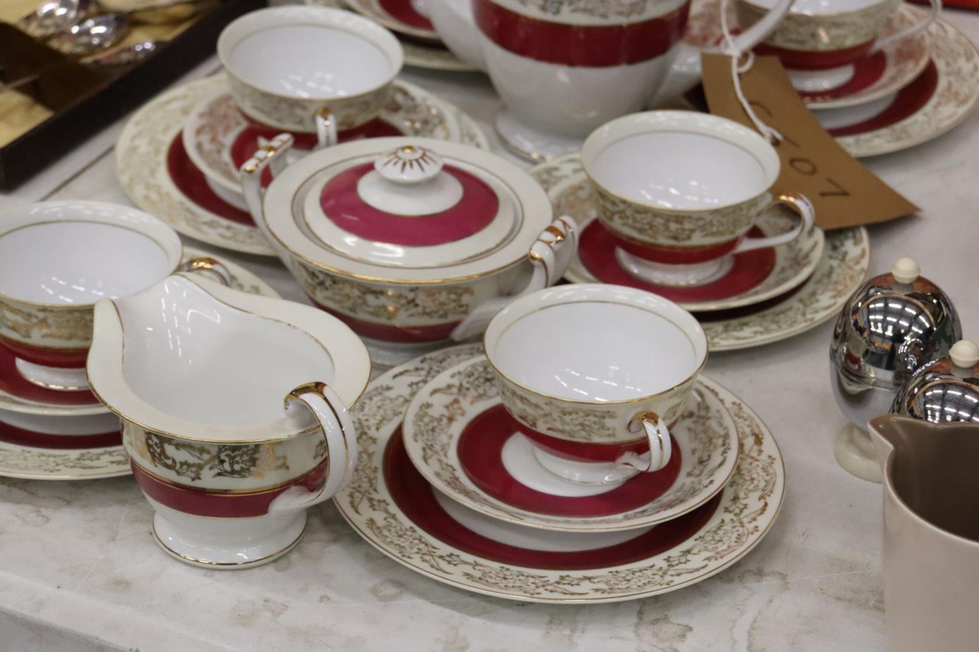 A 'TOKYO CHINA' TEASET TO INCLUDE A TEAPOT (NO LID), CREAM JUG, SUGAR BOWL, CUPS, SAUCERS AND SIDE - Image 4 of 4