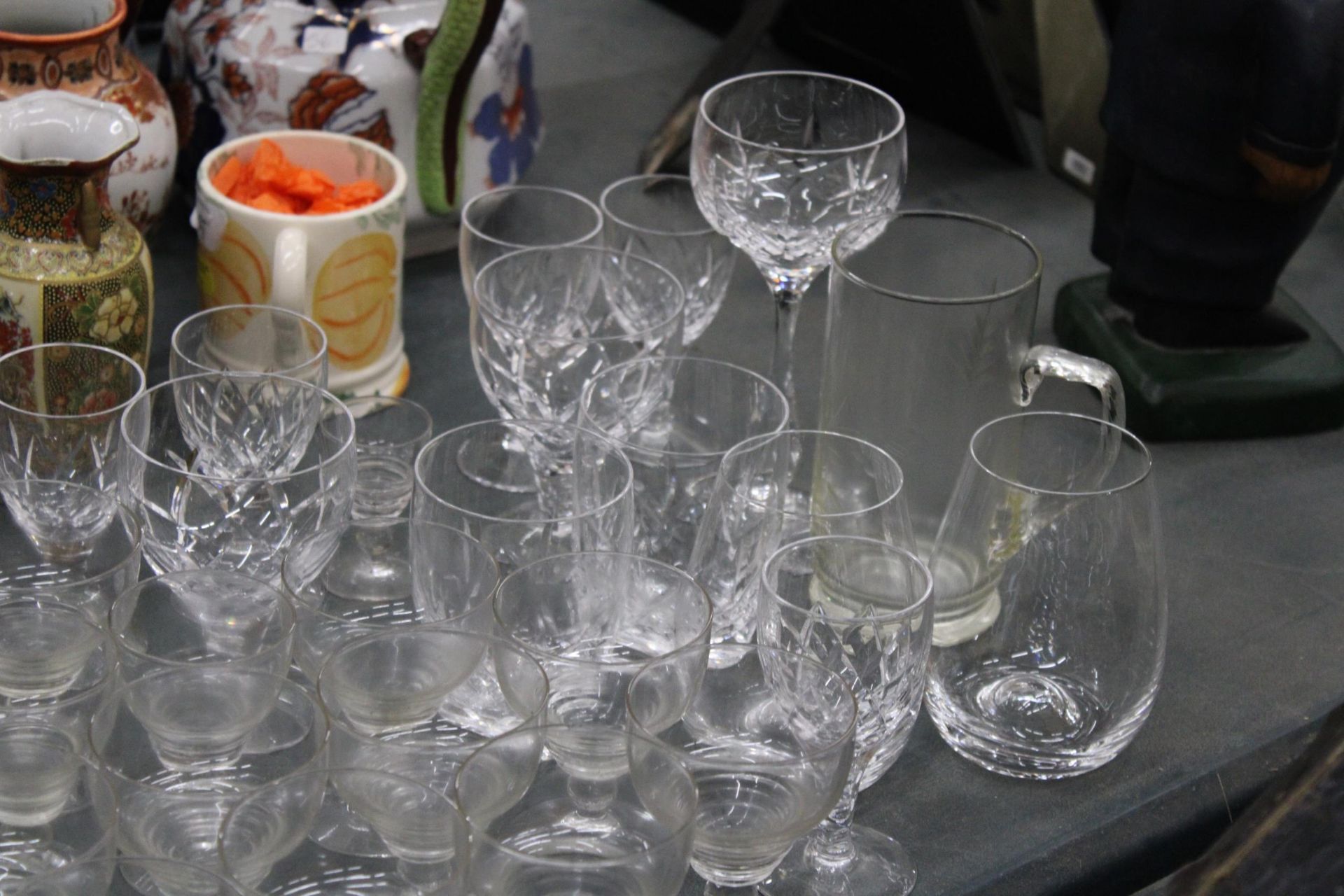 A LARGE QUANTITY OF GLASSES TO INCLUDE SHERRY, LIQUER, TUMBLERS, ETC - Image 5 of 5