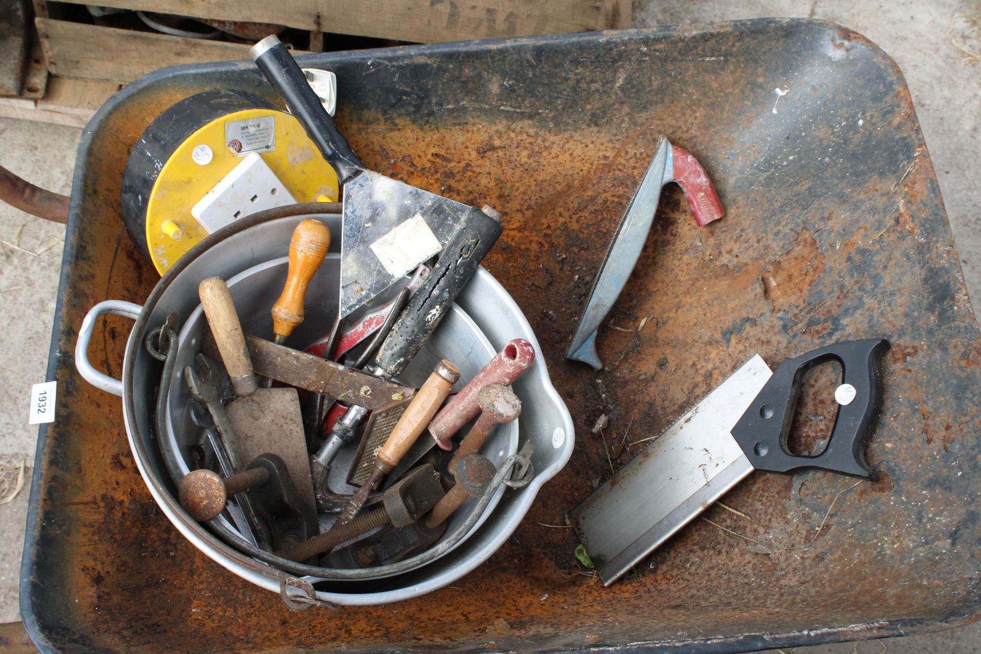 AN ASSORTMENT OF ITEMS TO INCLUDE A WHEEL BARROW, A JAM PAN AND HAND TOOLS ETC - Bild 3 aus 4
