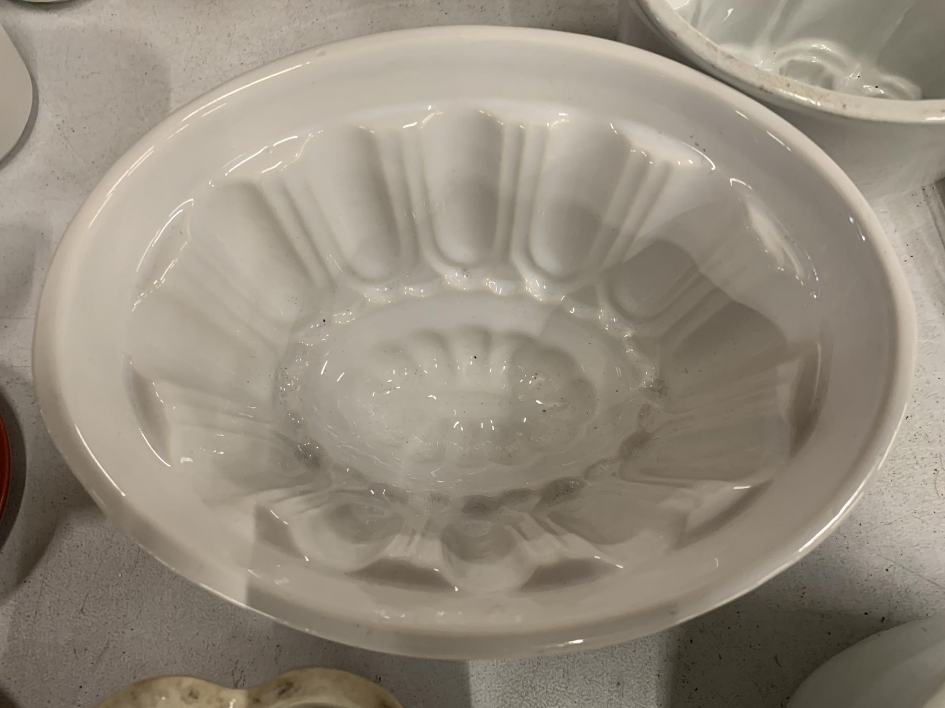 A MIXED LOT OF CERAMICS TO INCLUDE FIVE JELLY MOULDS WITH LARGE SOUP TUREEN - Image 3 of 4