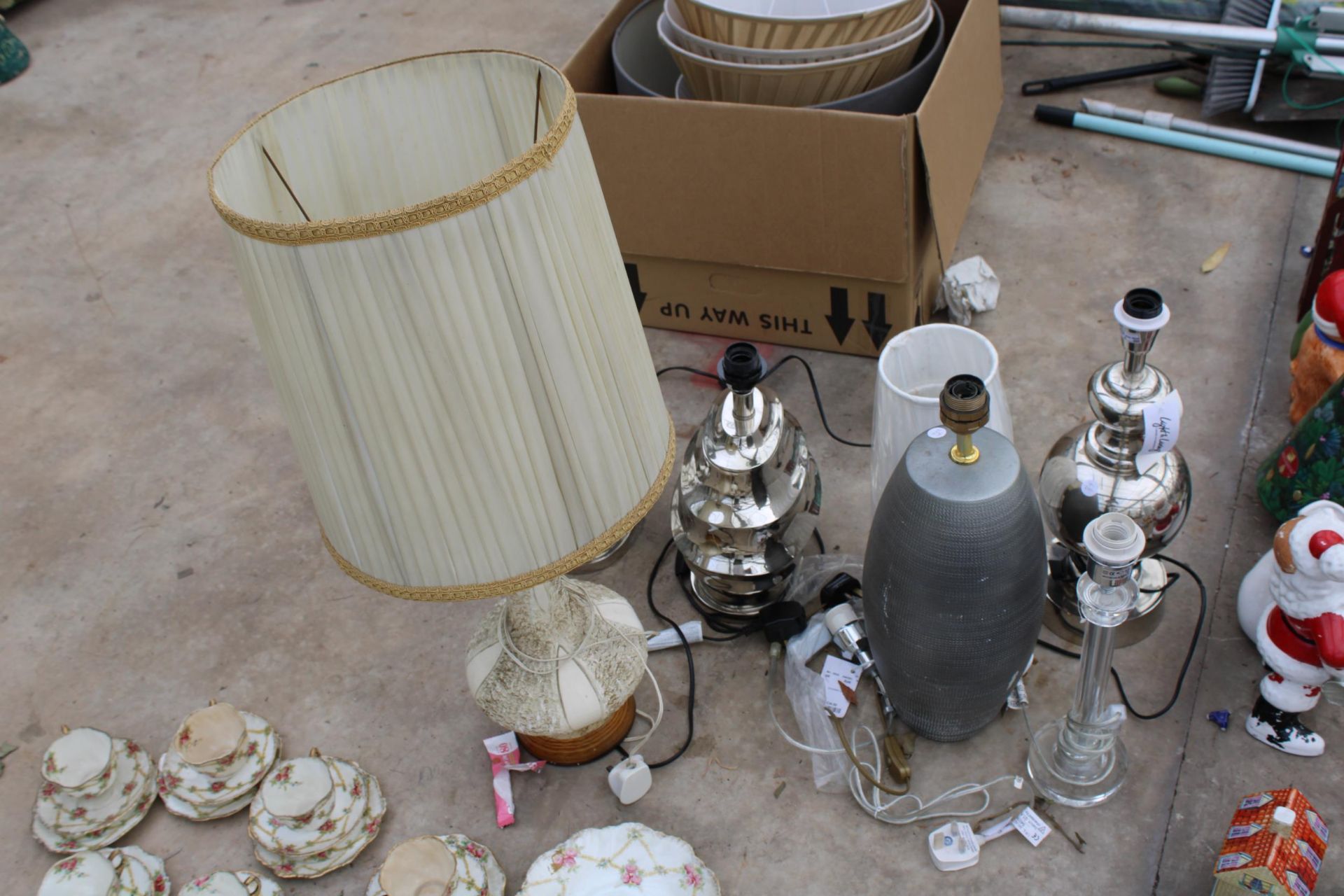 AN ASSORTMENT OF VARIOUS DECORATIVE TABLE LAMPS - Image 3 of 6