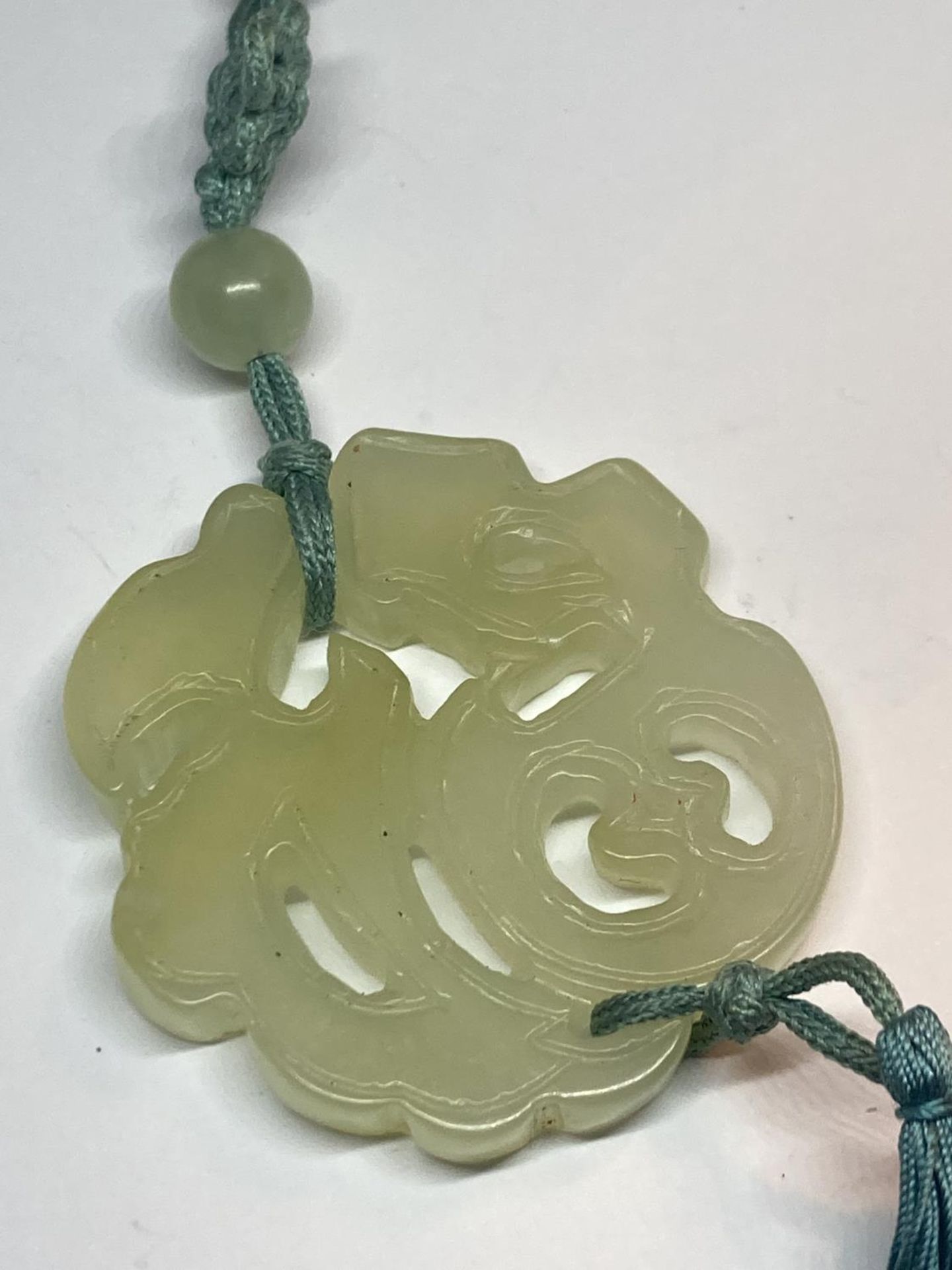 A JADE CARVED PENDANT - Image 3 of 3