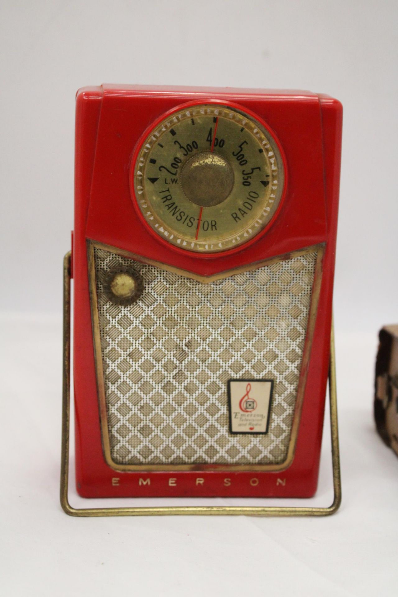 A VINTAGE EMERSON TRANSISTOR RADIO IN ORIGINAL CASE PLUS AN ORIENTAL METAL PIN TRAY WITH DRAGON - Image 4 of 6