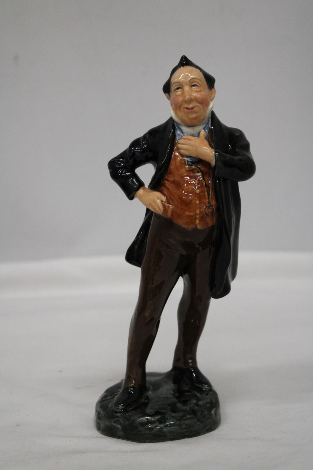 A ROYAL DOULTON 'PECKSNIFF' FIGURINE (HN 2098) - Image 2 of 6