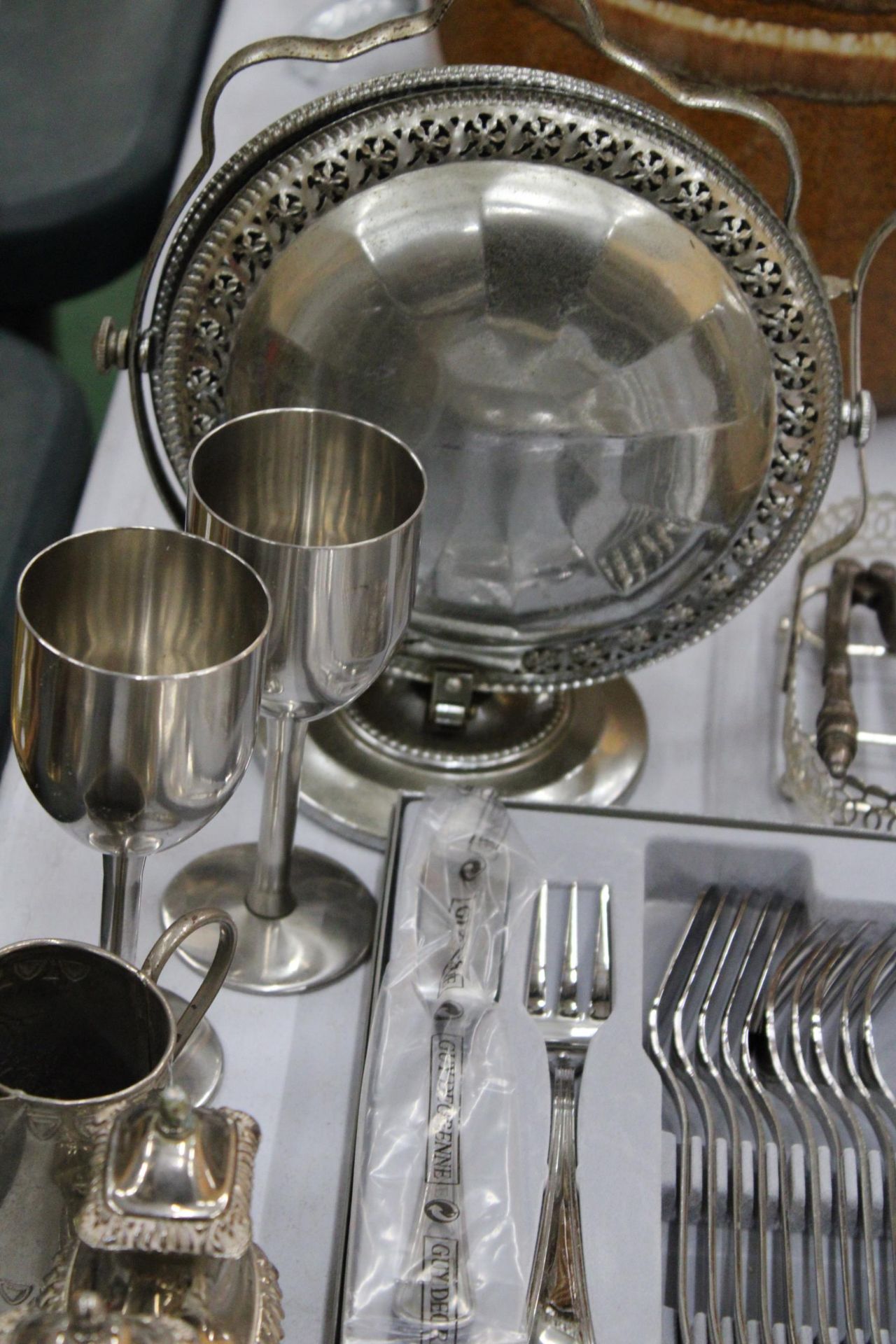 A QUANTITY OF SILVER PLATED AND METAL ITEMS TO INCLUDE GOBLETS, A CRUET SET, DISHES, FLATWARE, ETC - Image 2 of 5