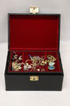 A QUANTITY OF COSTUME JEWELLERY TO INCLUDE BROOCHES, NECKLACES, BANGLES, ETC
