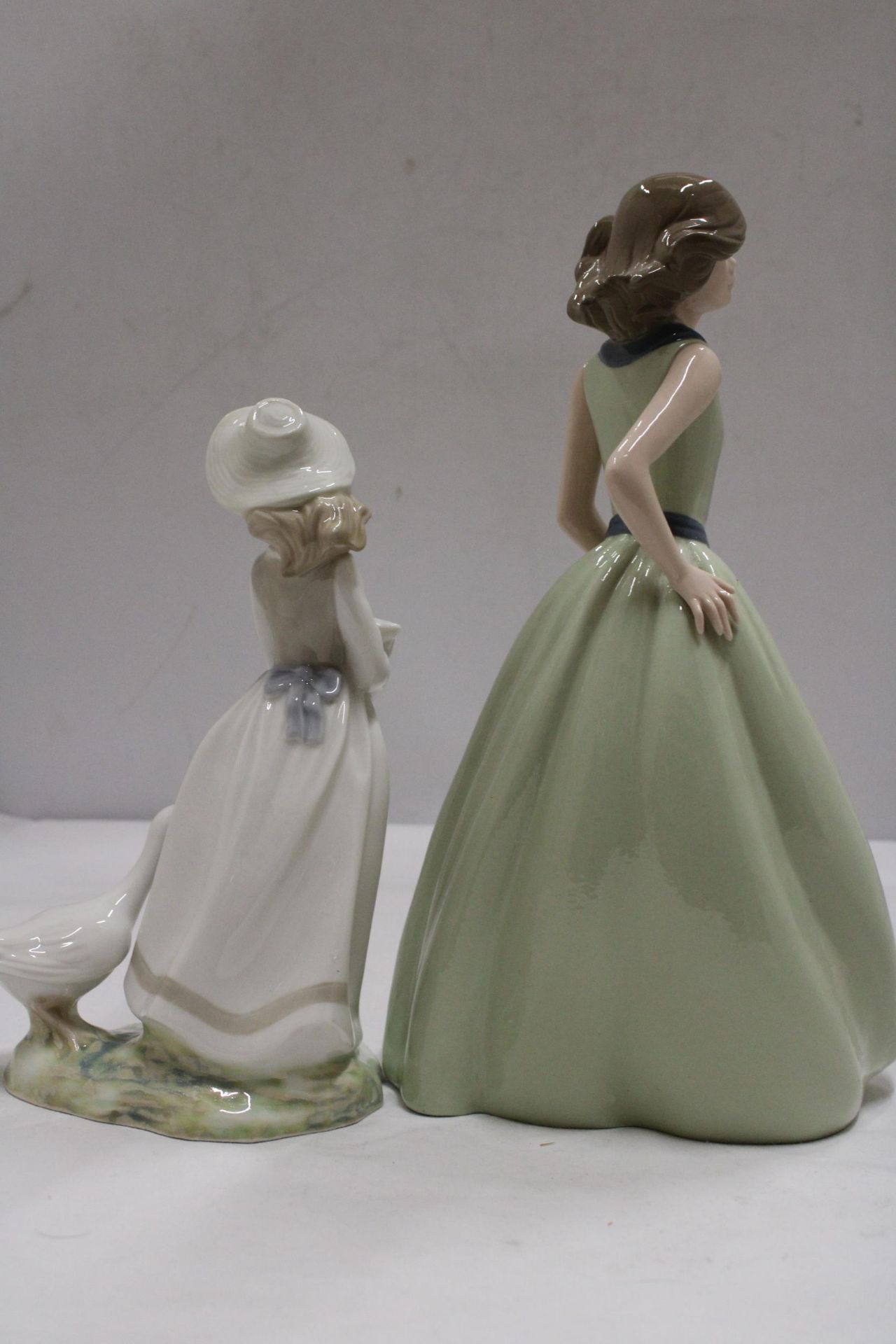 TWO SPANISH LADY FIGURES - TENGRA A GIRL WITH GEESE AND A NADEL FIGURE GIRL HOLDING A HAT - Image 5 of 6