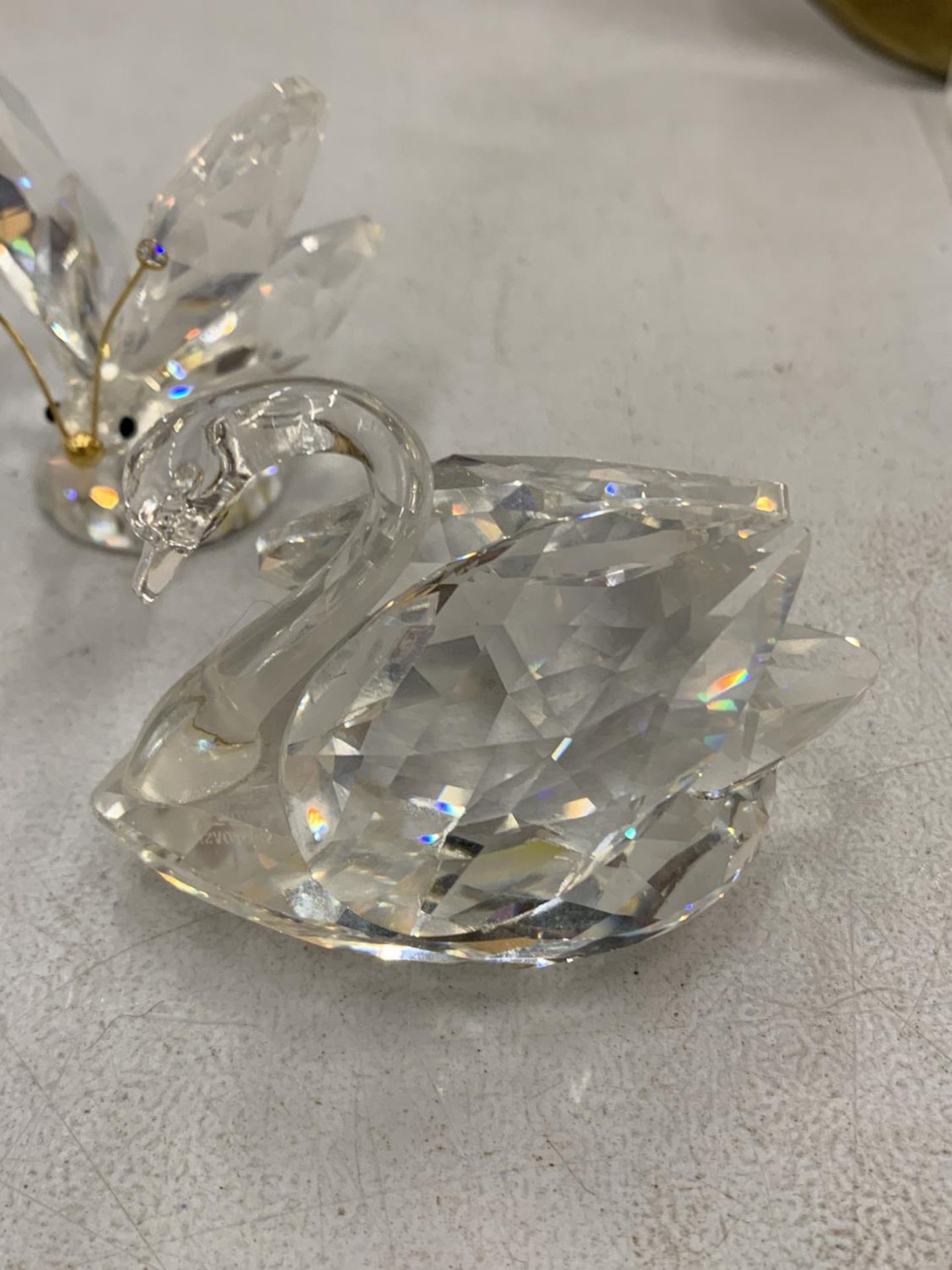 FOUR PIECES OF CRYSTAL TO INCLUDE A SWAROVSKI SWAN AND BUTTERFLY PLUS AN OYSTER WITH PEARL AND A - Image 3 of 4
