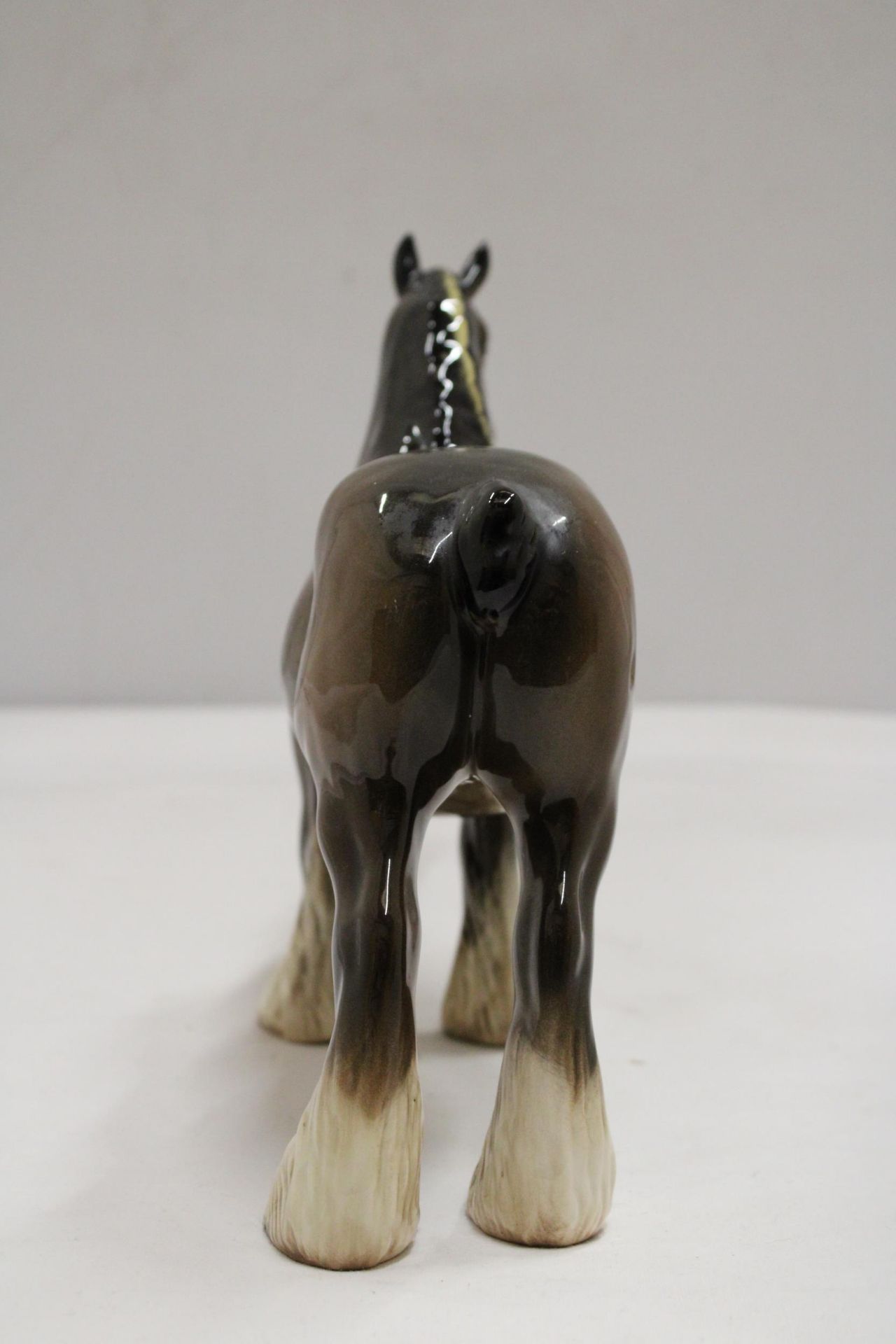 A BESWICK BAY SHIRE HORSE FIGURE - Bild 5 aus 6