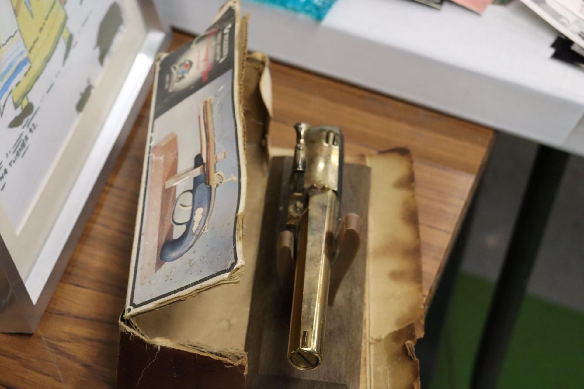 A DERRINGER GUN TABLE LIGHTER WITH STAND - Image 2 of 4