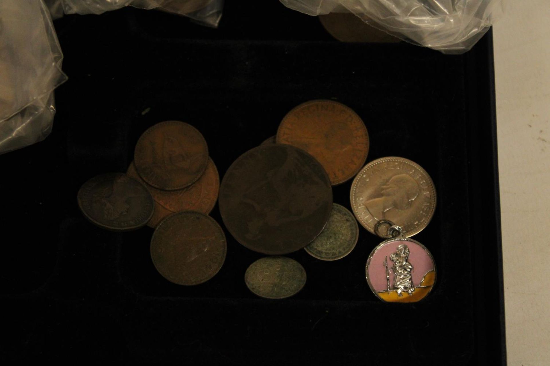 A BOX CONTAINING OLD COINS TO IMCLIDE ONE PENNY PIECES, THREEPENCE, ETC., WITH ISLE OF MAN AND - Image 2 of 7