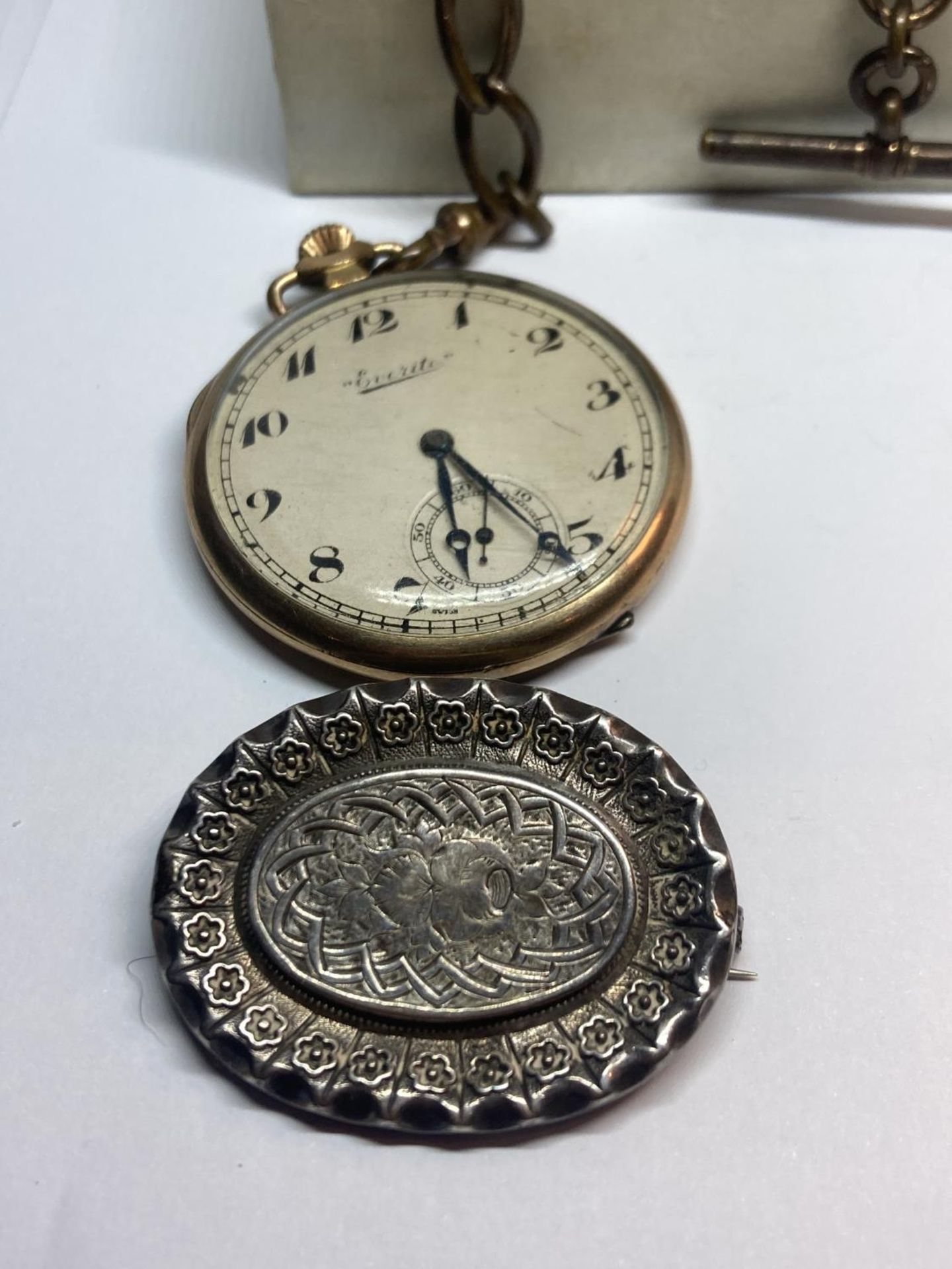VARIOUS ITEMS TO INCLUDE A GOLD PLATED POCKET WATCH WITH CHAIN, A WHITE METAL POSSIBLY SILVER BROOCH - Image 3 of 6