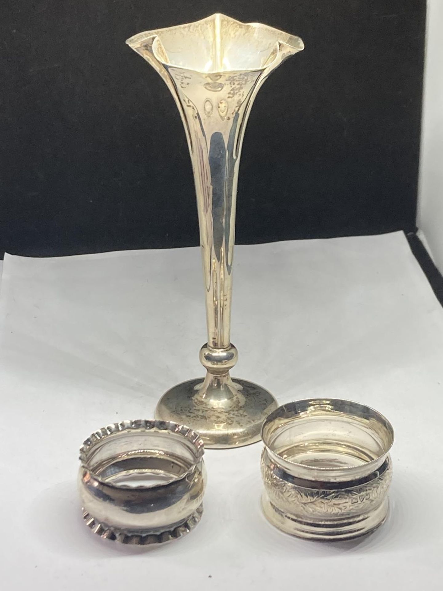 THREE HALLMARKED SILVER ITEMS TO INCLUDE A LONDON WEIGHTED BUD VASE, A CHESTER NAPKIN RING AND A