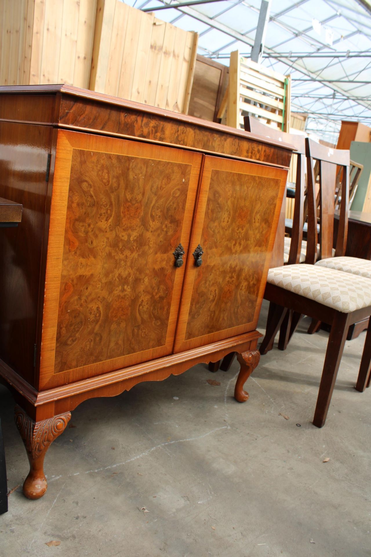 A CHARLES SHERATON WALNUT AND CROSSBANDED CABINET ON CABRIOLE LEGS, 33" WIDE - Image 3 of 5