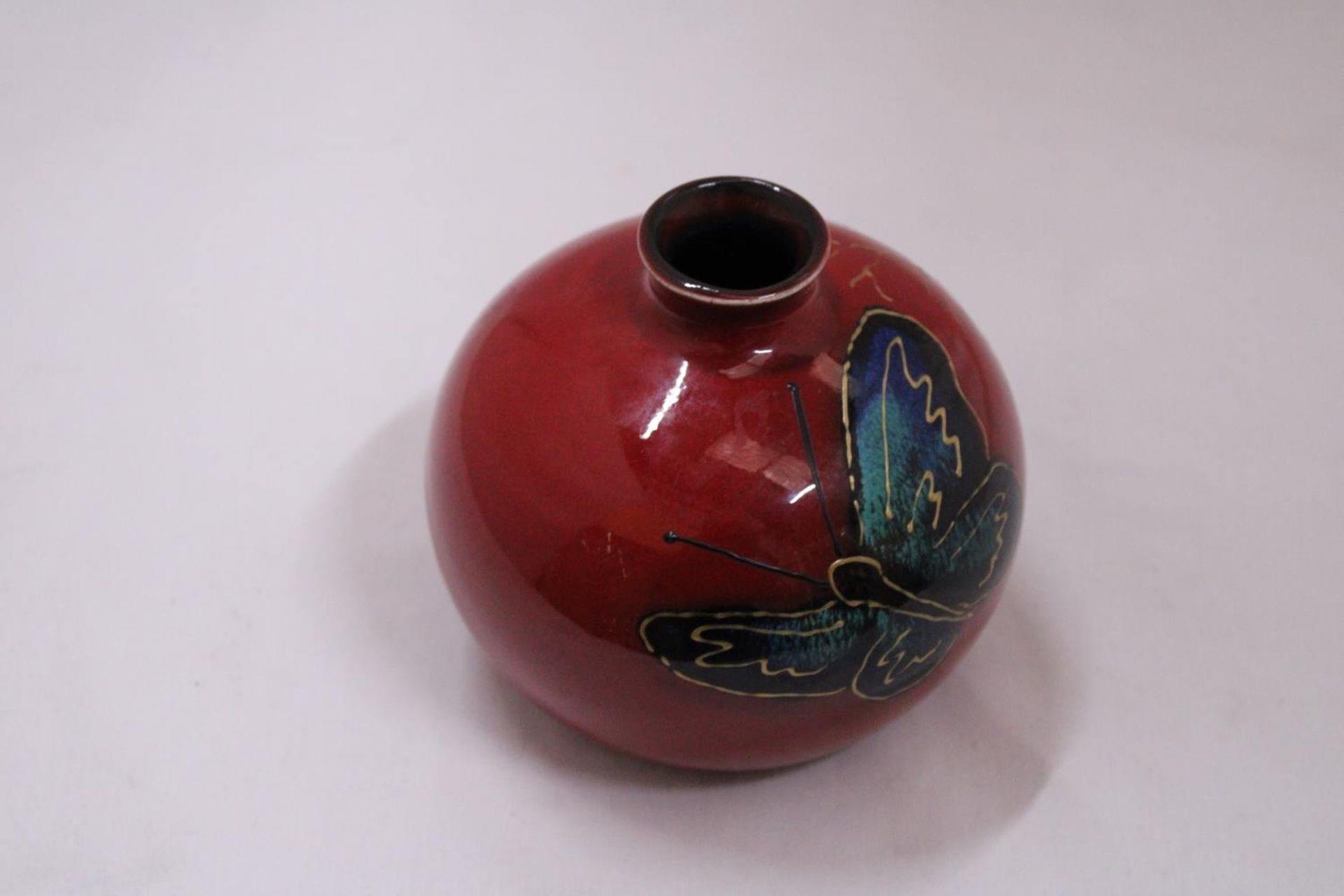 A SARAH EWIN HAND PAINTED VASE WITH BUTTERFLY - Image 3 of 4