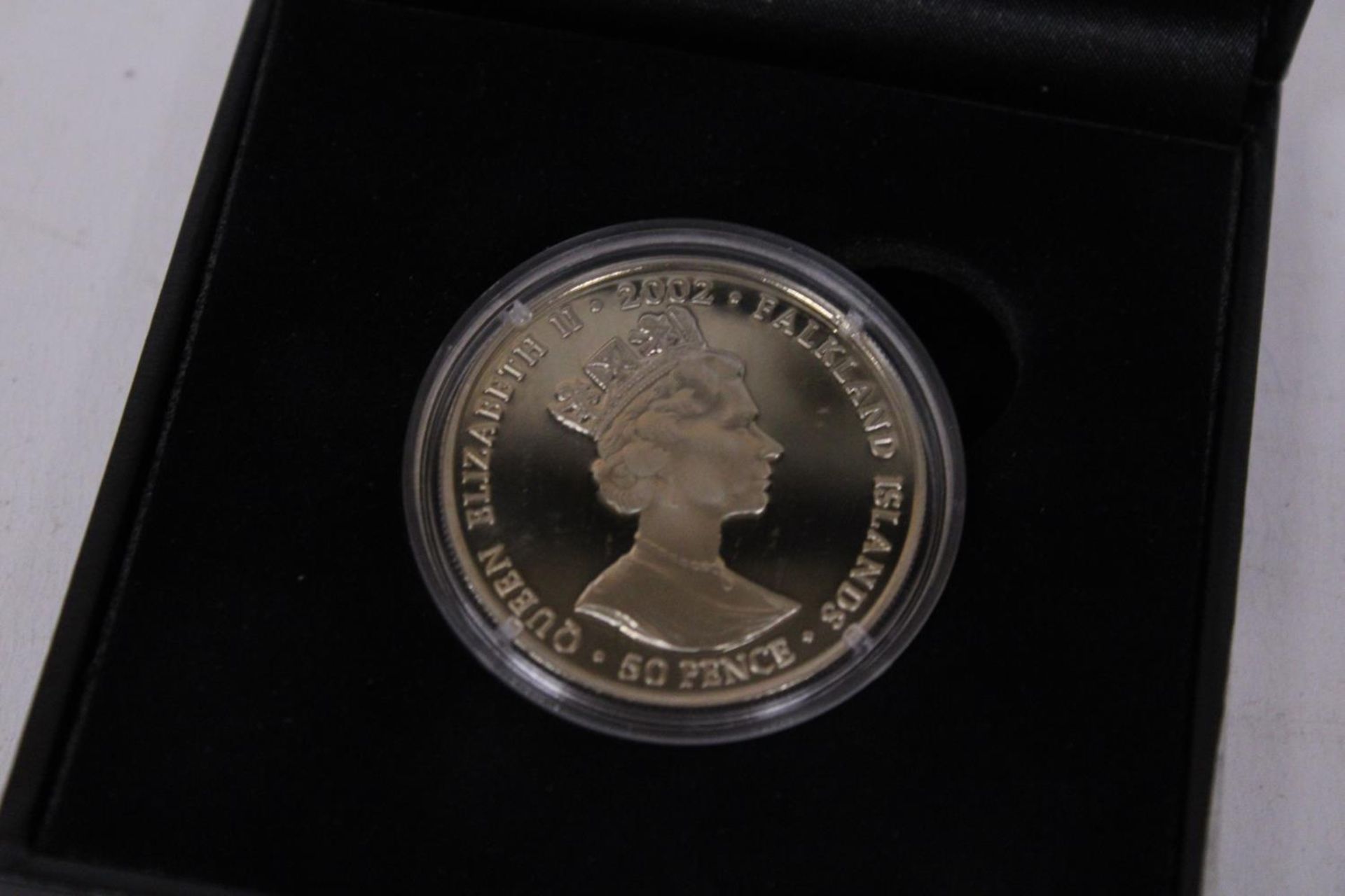 A GOLDEN JUBILEE HM QUEEN ELIZABETH 2002 50P COIN IN PRESENTATION BOX WITH CERTIFICATE OF - Image 3 of 4