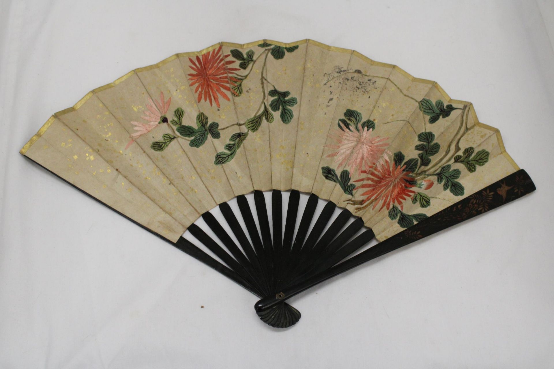 A CHINESE FAN WITH EMBROIDERED FLORAL DECORATION