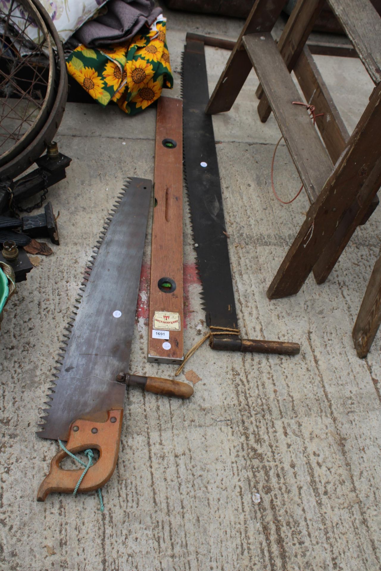 AN ASSORTMENT OF VINTAGE TOOLS TO INCLUDE A CROSS CUT SAW AND A SPIRIT LEVEL ETC