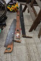 AN ASSORTMENT OF VINTAGE TOOLS TO INCLUDE A CROSS CUT SAW AND A SPIRIT LEVEL ETC